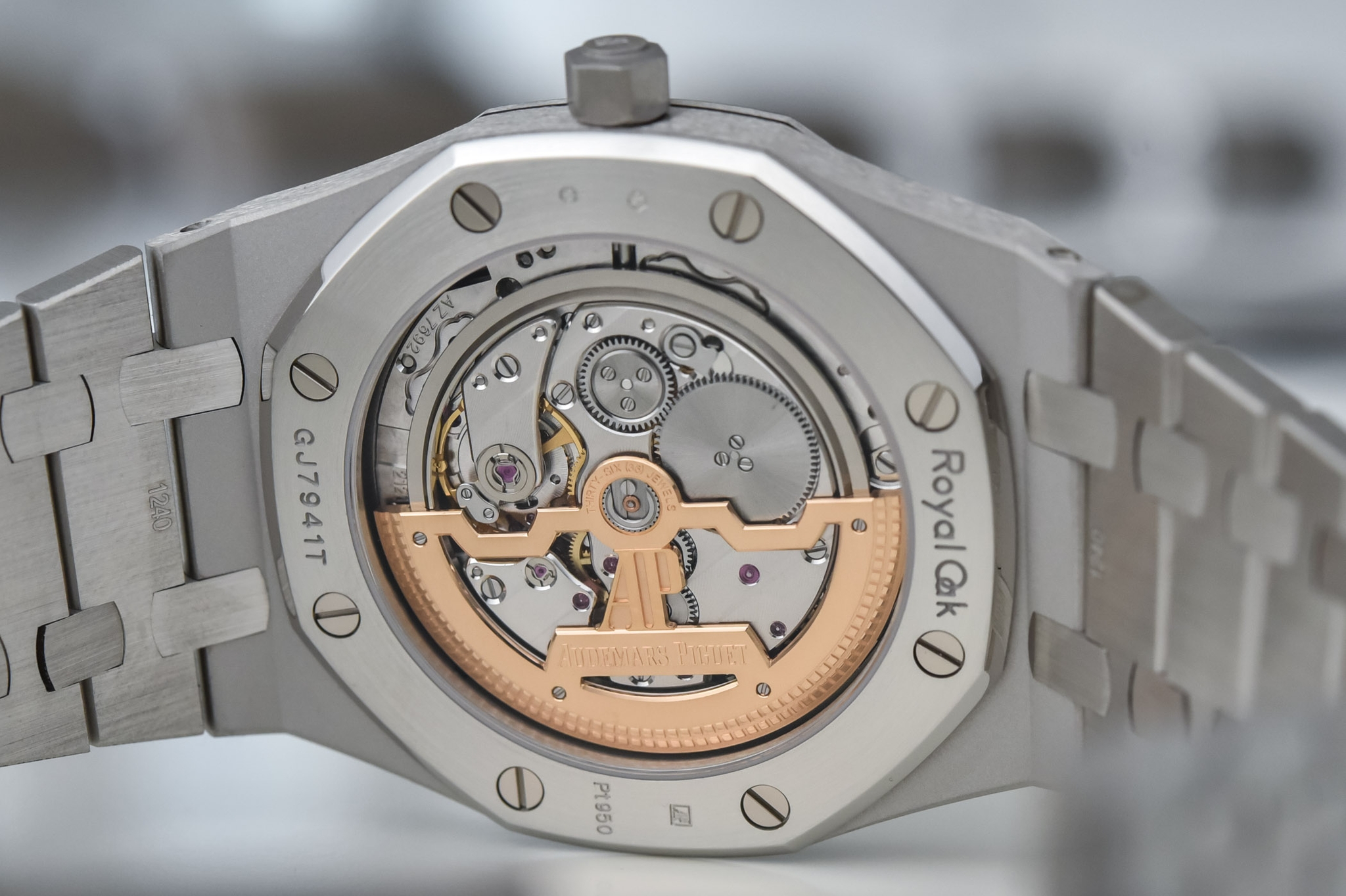 Đồng hồ Audemars Piguet Royal Oak “Jumbo” Extra-Thin Platinum và mặt số màu xanh khói