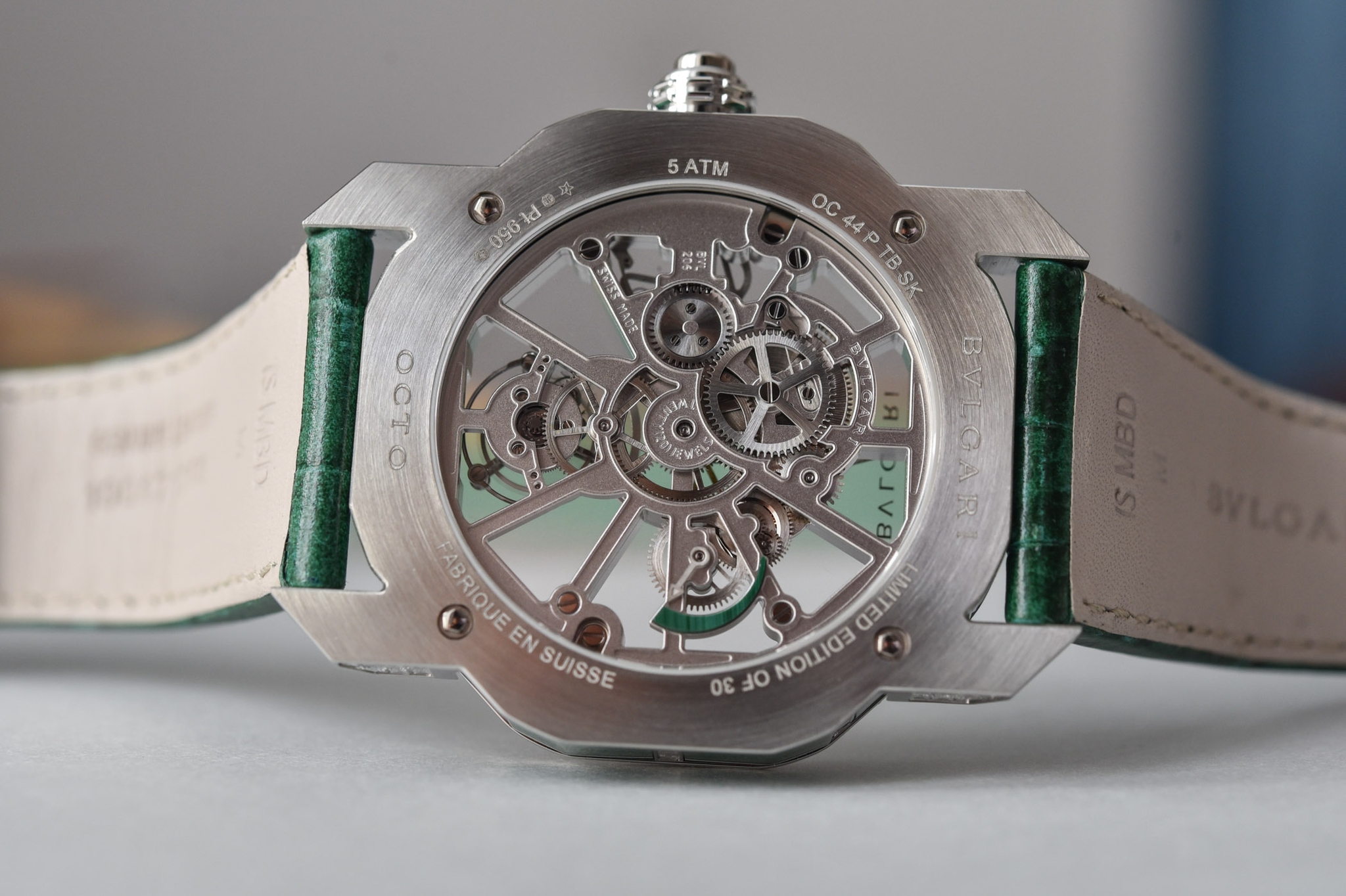 Đồng hồ Bvlgari Octo Roma Tourbillon Sapphire Malachite: Đỉnh cao về mặt cơ khí lẫn kim hoàn