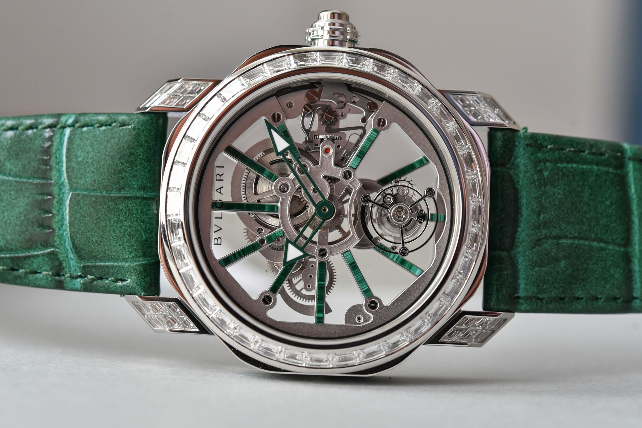 Đồng hồ Bvlgari Octo Roma Tourbillon Sapphire Malachite: Đỉnh cao về mặt cơ khí lẫn kim hoàn