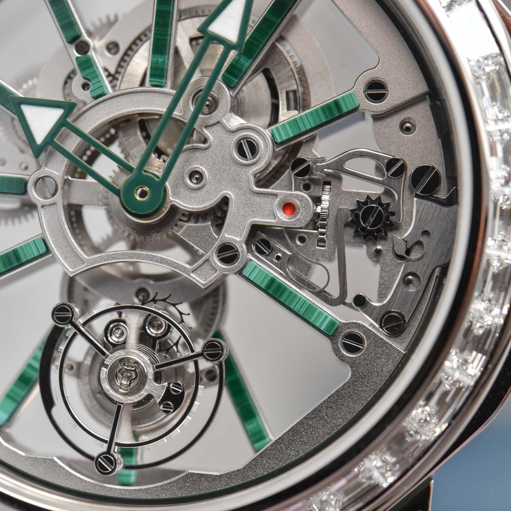 Đồng hồ Bvlgari Octo Roma Tourbillon Sapphire Malachite: Đỉnh cao về mặt cơ khí lẫn kim hoàn