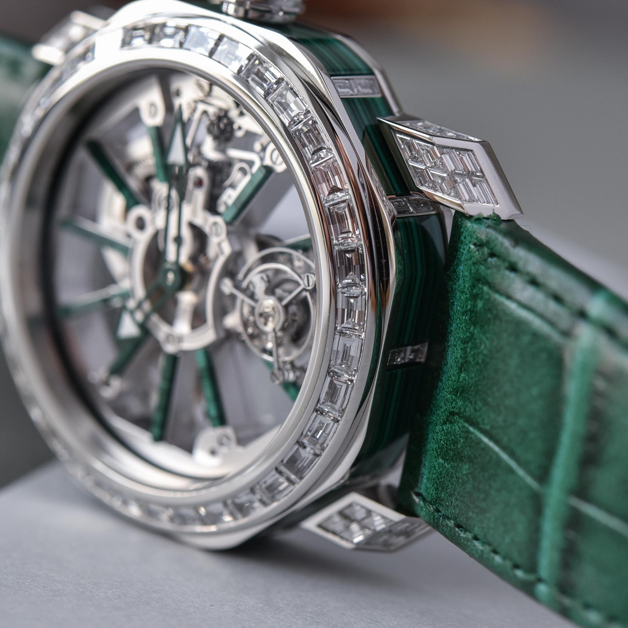 Đồng hồ Bvlgari Octo Roma Tourbillon Sapphire Malachite: Đỉnh cao về mặt cơ khí lẫn kim hoàn