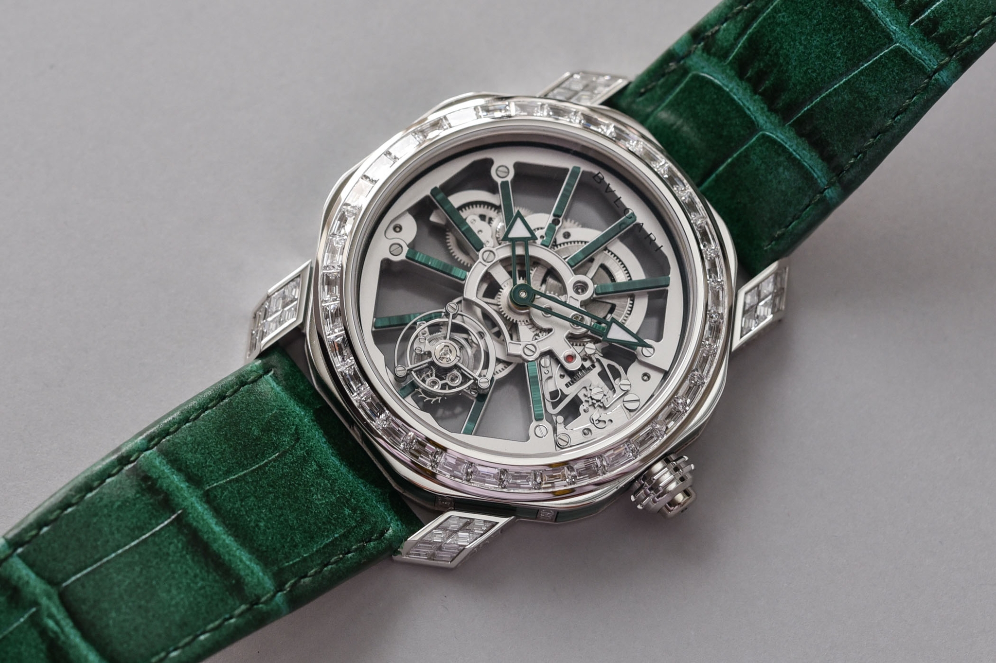 Đồng hồ Bvlgari Octo Roma Tourbillon Sapphire Malachite: Đỉnh cao về mặt cơ khí lẫn kim hoàn