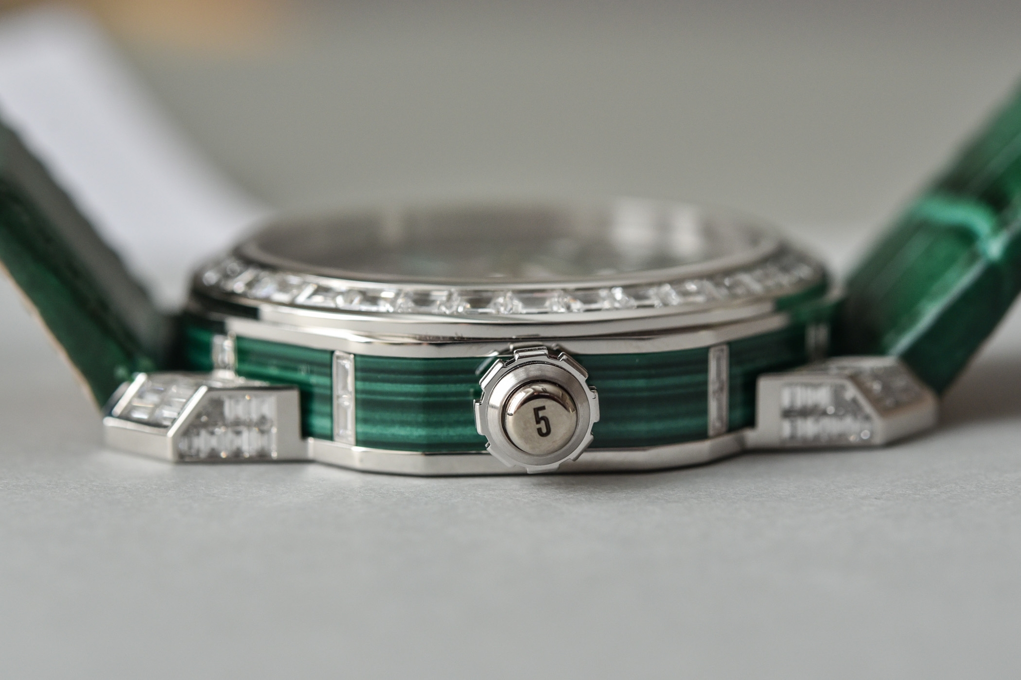 Đồng hồ Bvlgari Octo Roma Tourbillon Sapphire Malachite: Đỉnh cao về mặt cơ khí lẫn kim hoàn