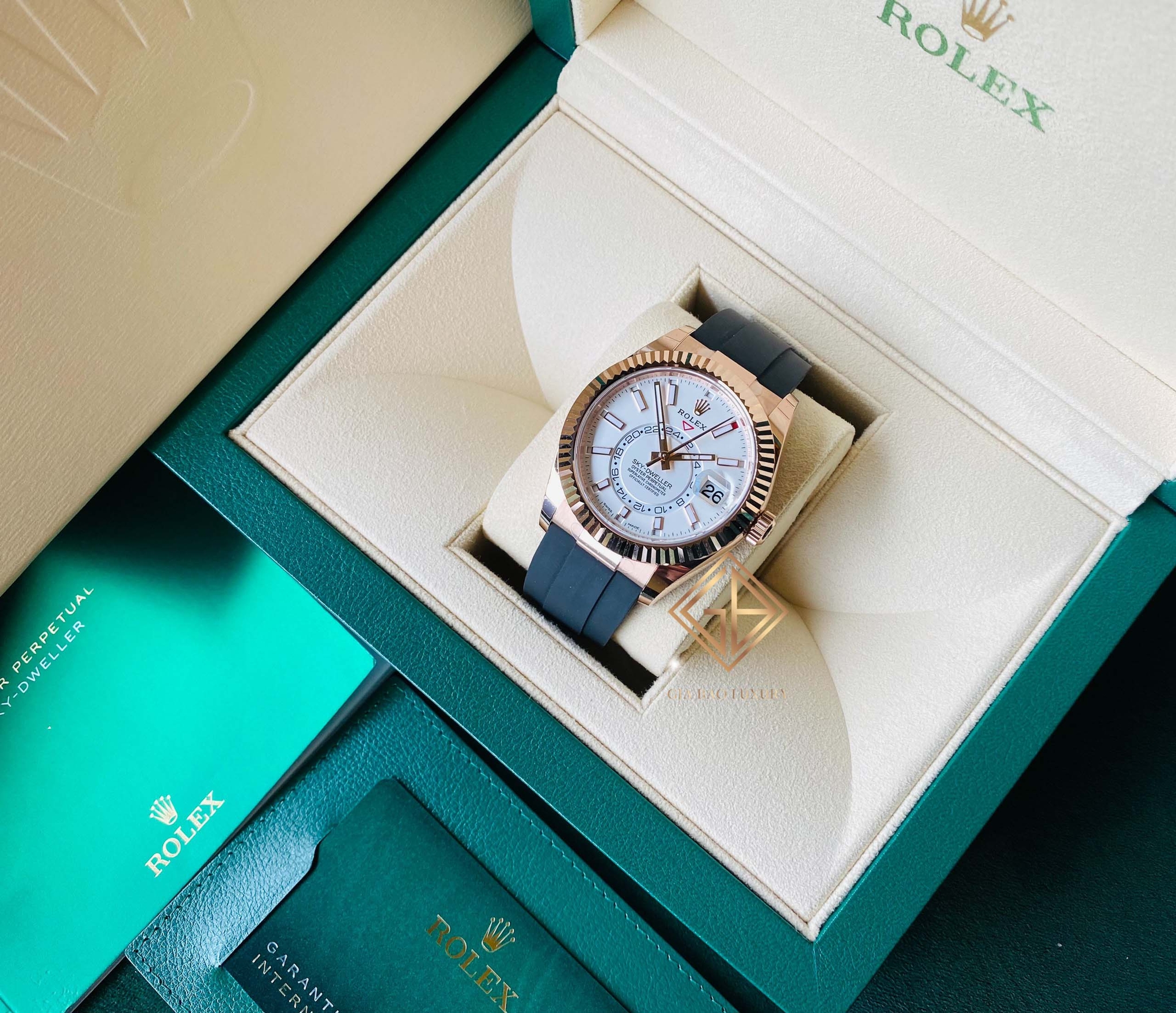 Đồng Hồ Rolex Sky Dweller 326235 Mặt Số Trắng