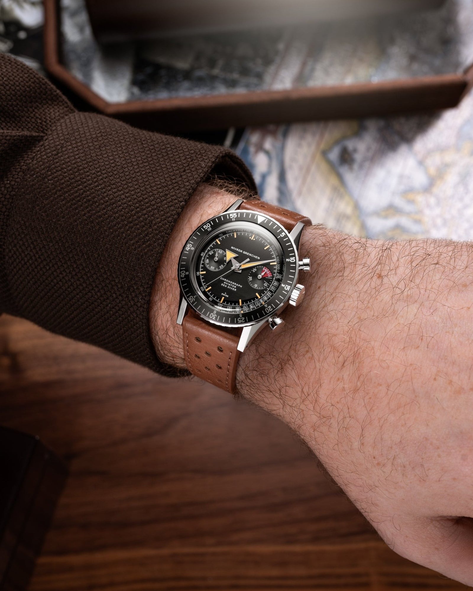 Nivada Grenchen, dòng sản phẩm Chronomaster Broad Arrow, Ref no: 85041M, mặt số màu đen