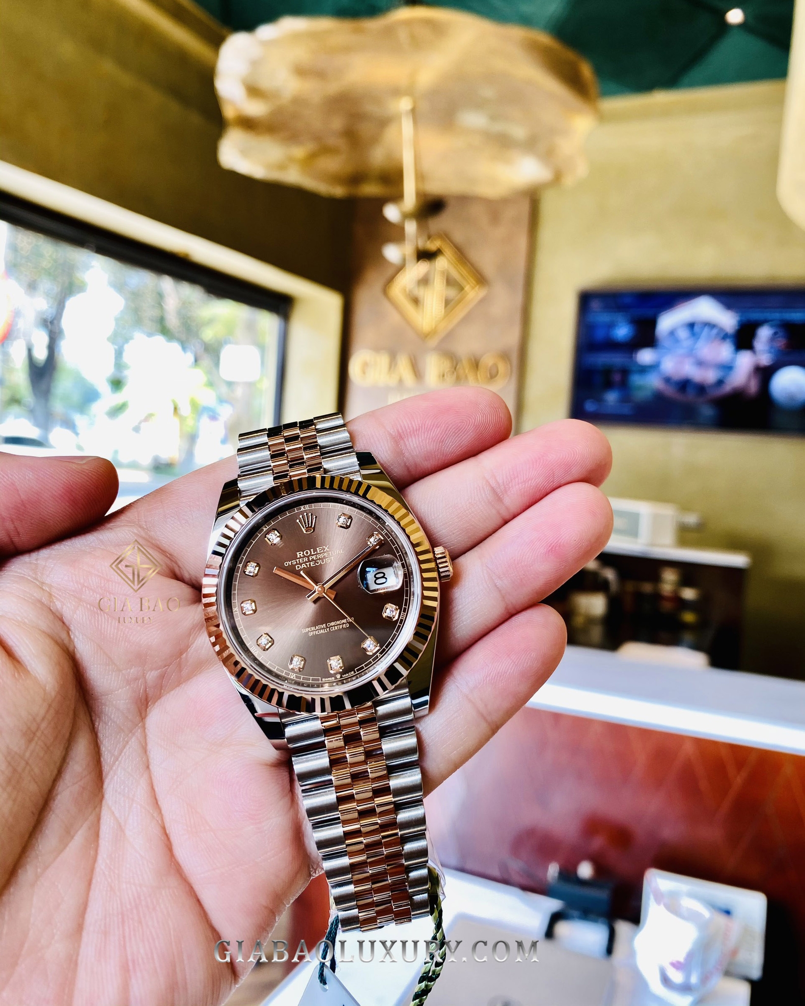 Đồng Hồ Rolex Datejust 126331 Mặt Số Chocolate Cọc Kim Cương