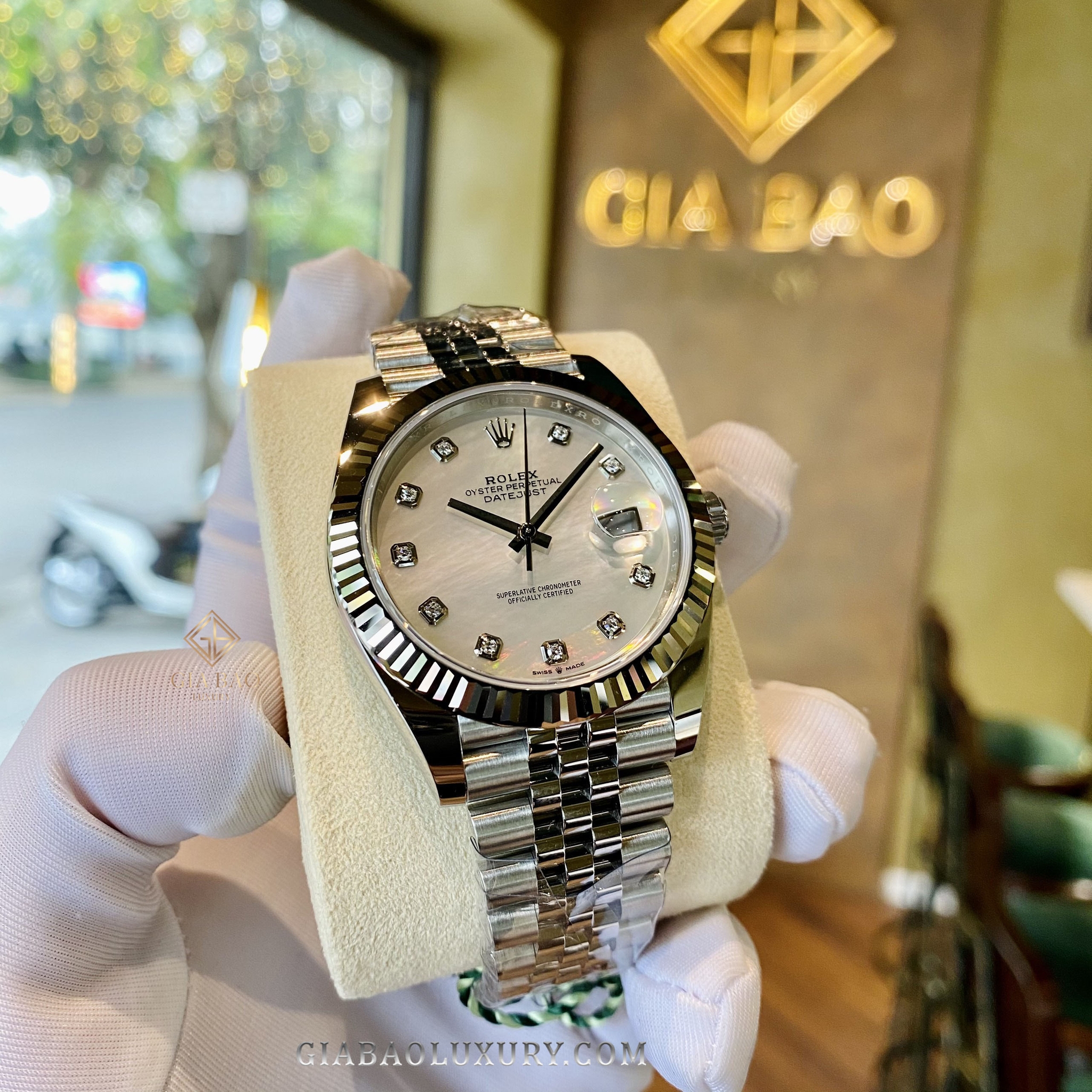 Đồng Hồ Rolex Datejust 41 126334 Mặt Số Vỏ Trai Trắng