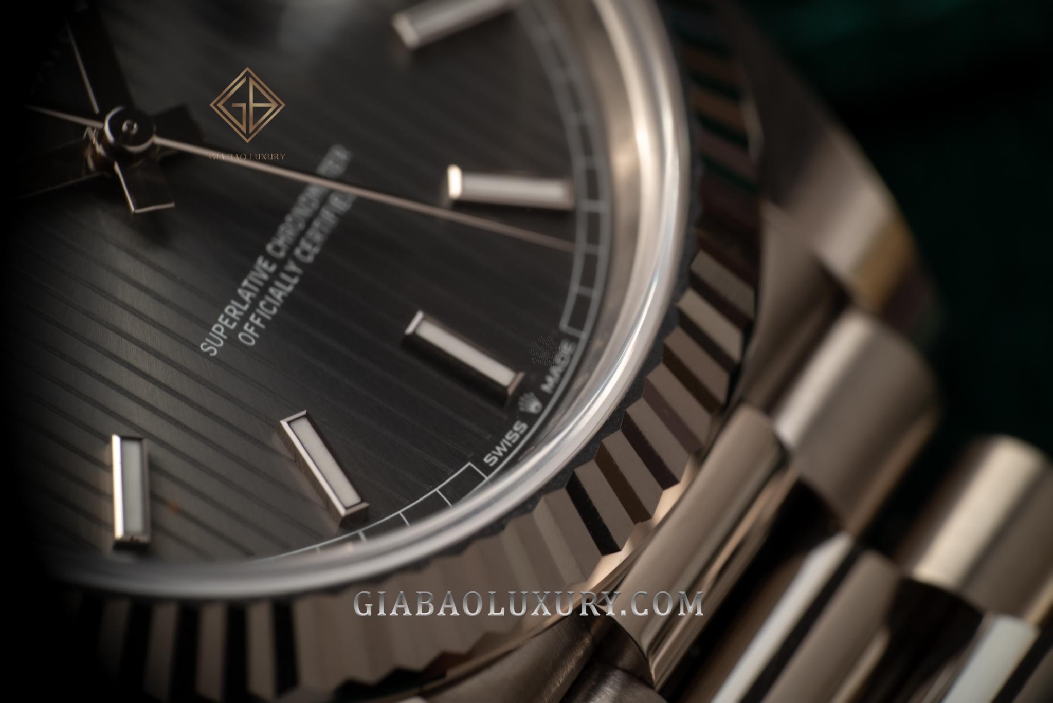 Review Đồng hồ Rolex Day-Date 228239 Mặt số Rhodium kẻ sọc