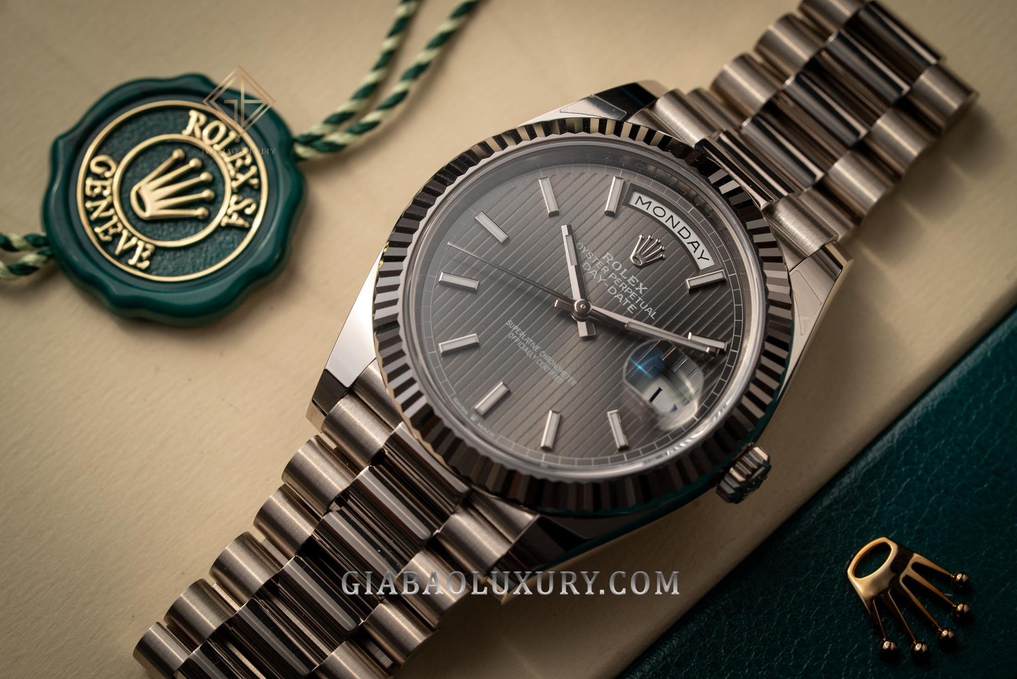 Review Đồng hồ Rolex Day-Date 228239 Mặt số Rhodium kẻ sọc