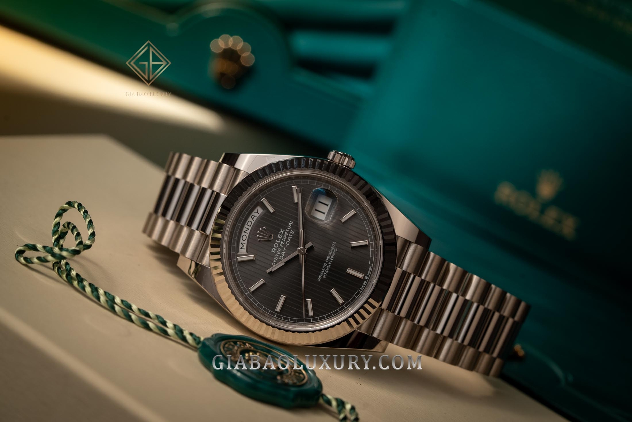 Đồng hồ Rolex Day-Date 228239 Mặt số Rhodium kẻ sọc