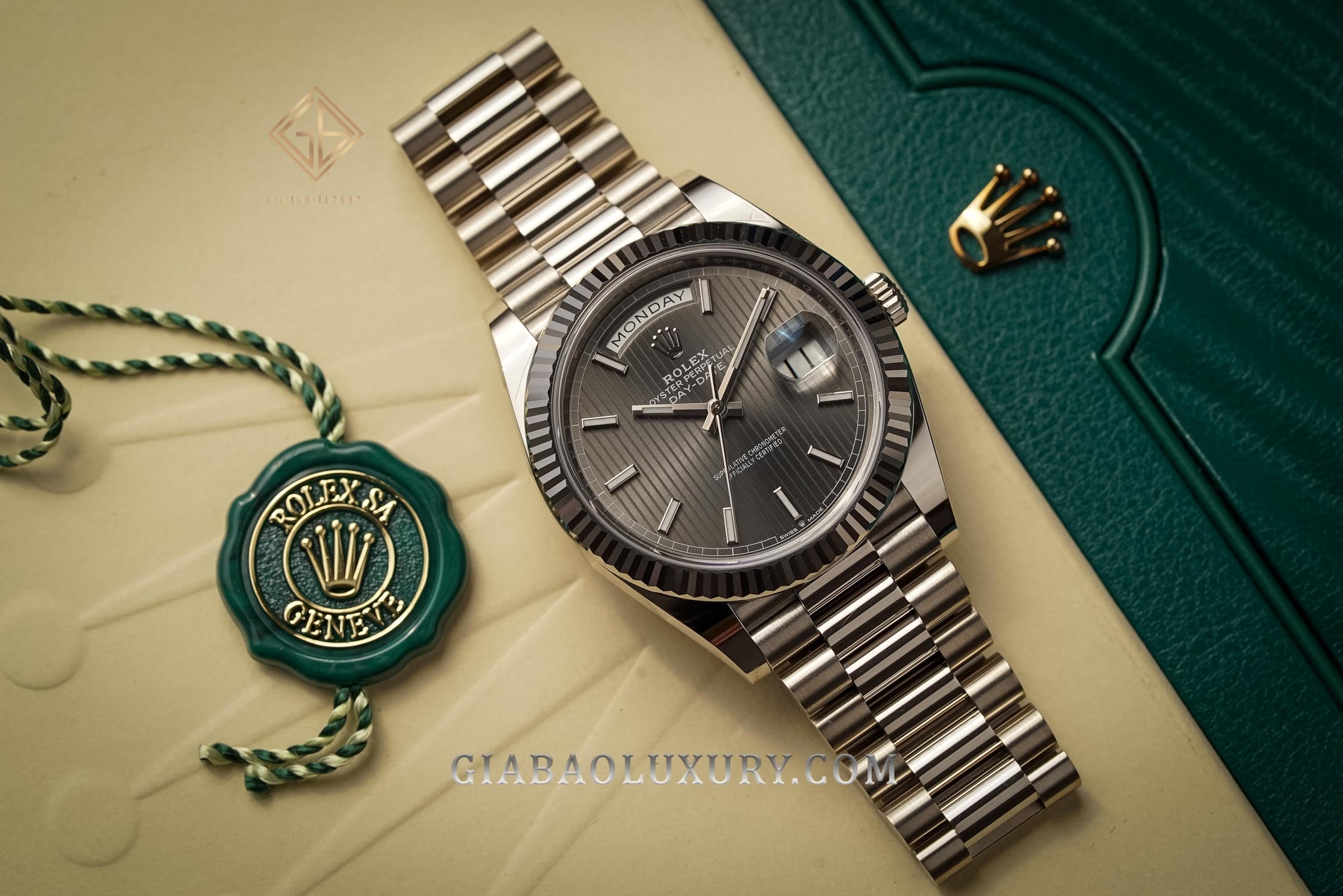 Review Đồng hồ Rolex Day-Date 228239 Mặt số Rhodium kẻ sọc