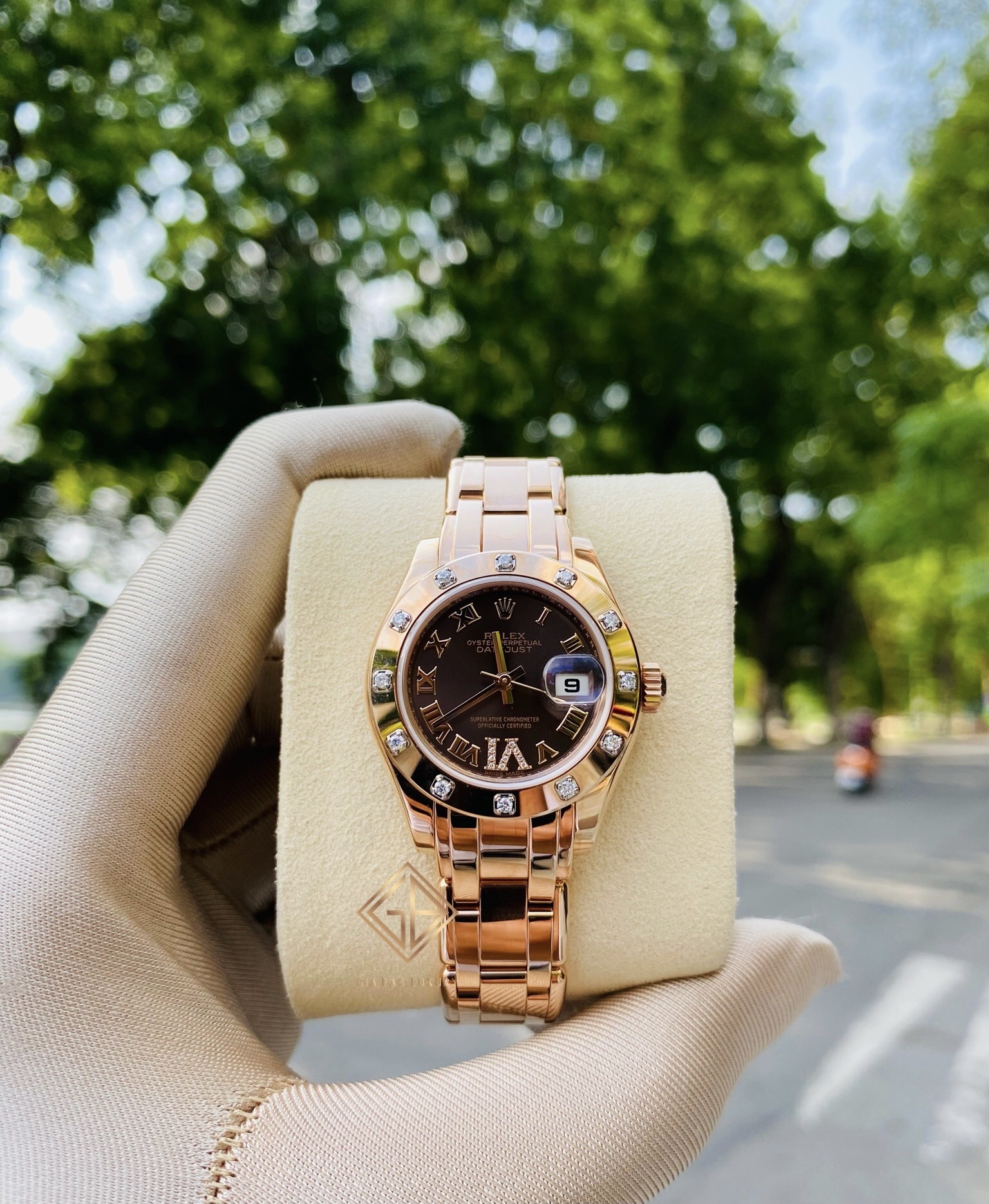 Đồng Hồ Rolex Pearlmaster 29 80315 Mặt Số Chocolate Cọc Số La Mã