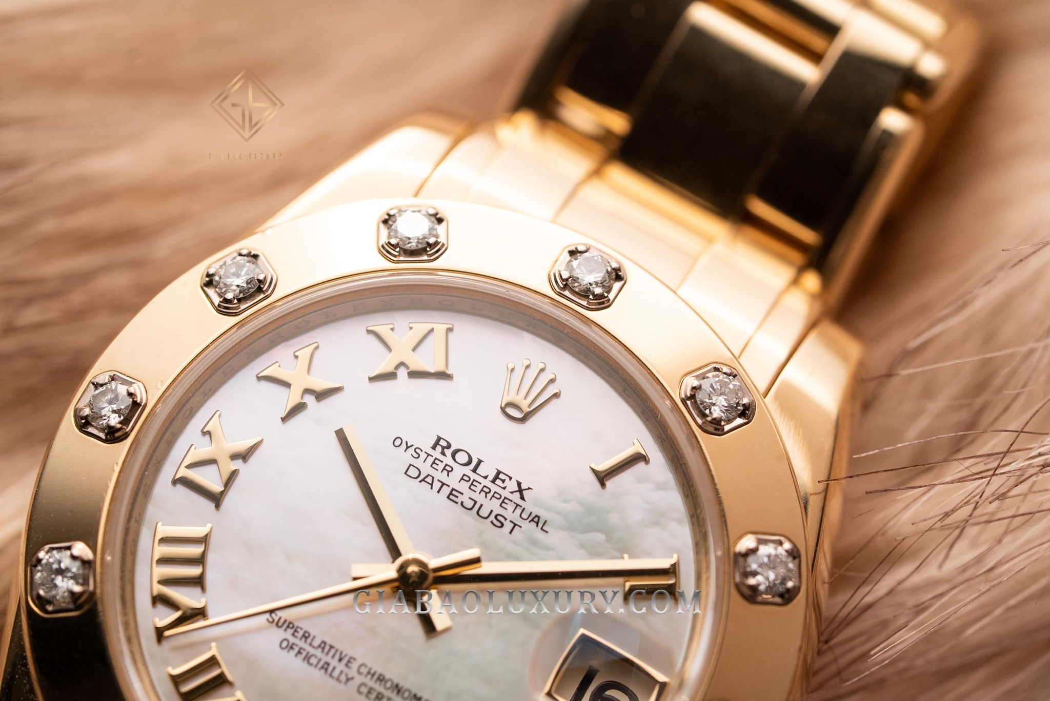 Đồng Hồ Rolex Pearlmaster 34 81318 Mặt Số Vỏ Trai Trắng Cọc Số La Mã