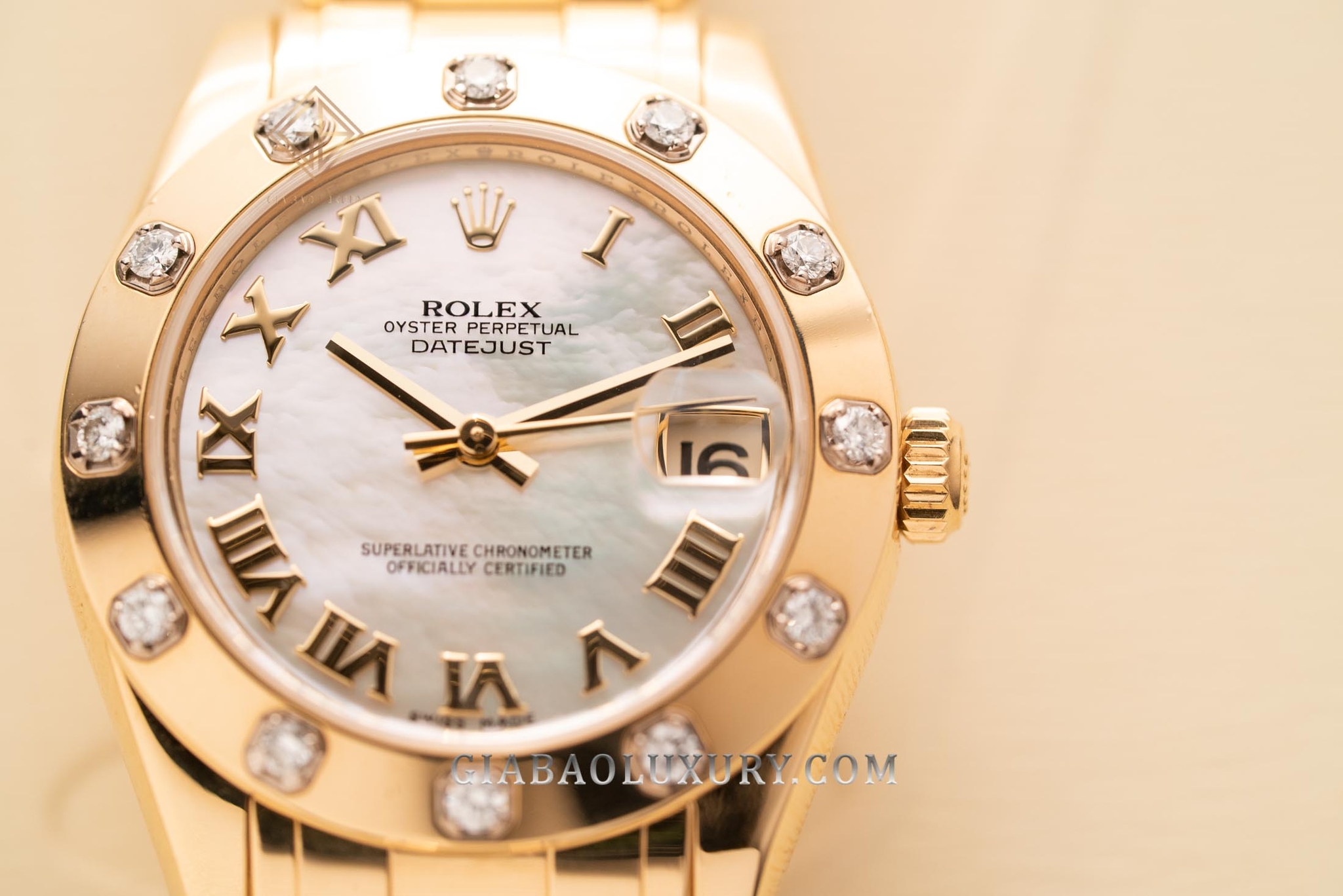 Đồng Hồ Rolex Pearlmaster 34 81318 Mặt Số Vỏ Trai Trắng Cọc Số La Mã