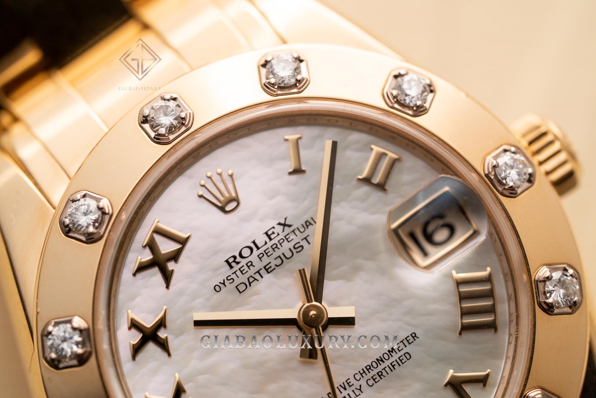 Đồng Hồ Rolex Pearlmaster 34 81318 Mặt Số Vỏ Trai Trắng Cọc Số La Mã
