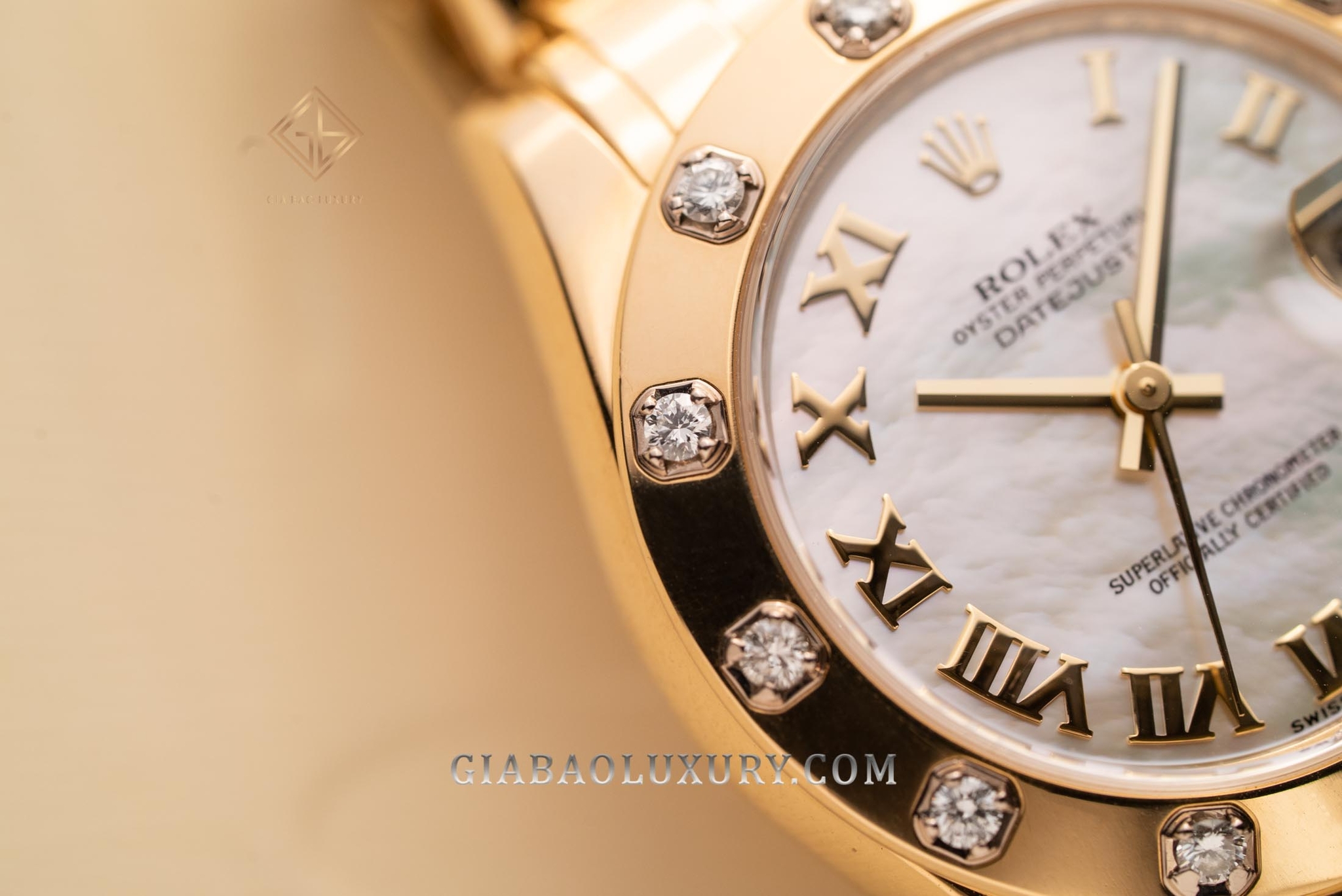 Đồng Hồ Rolex Pearlmaster 34 81318 Mặt Số Vỏ Trai Trắng Cọc Số La Mã