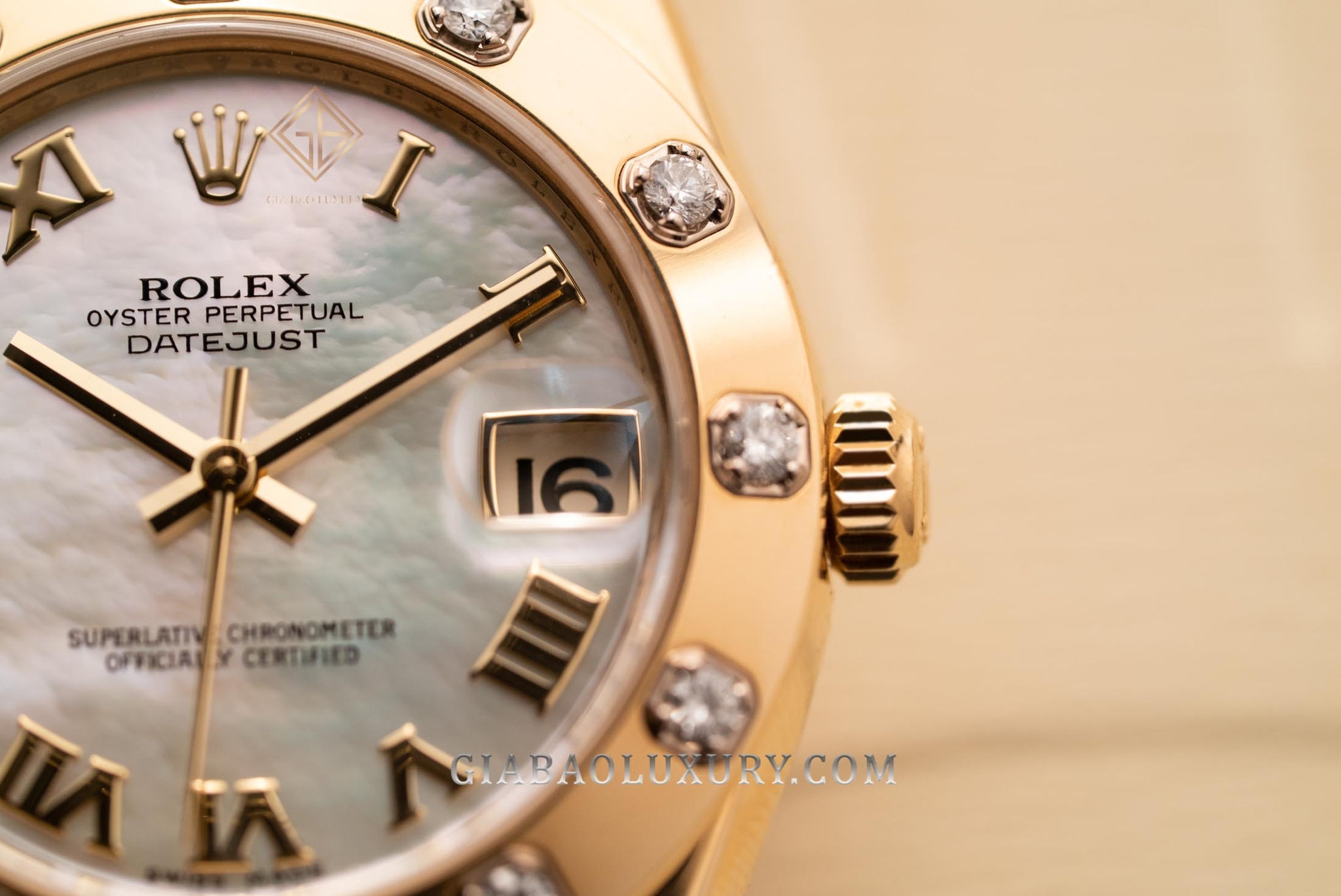 Đồng Hồ Rolex Pearlmaster 34 81318 Mặt Số Vỏ Trai Trắng Cọc Số La Mã