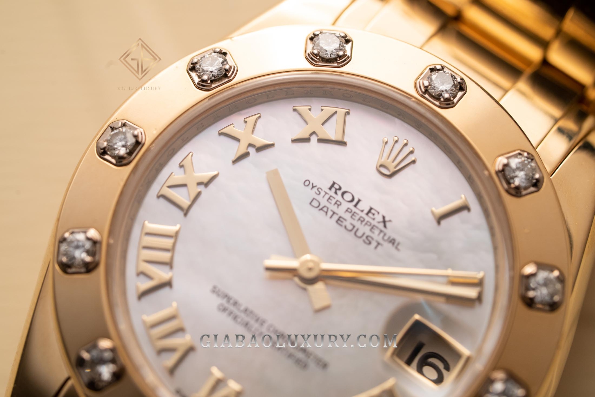 Đồng Hồ Rolex Pearlmaster 34 81318 Mặt Số Vỏ Trai Trắng Cọc Số La Mã