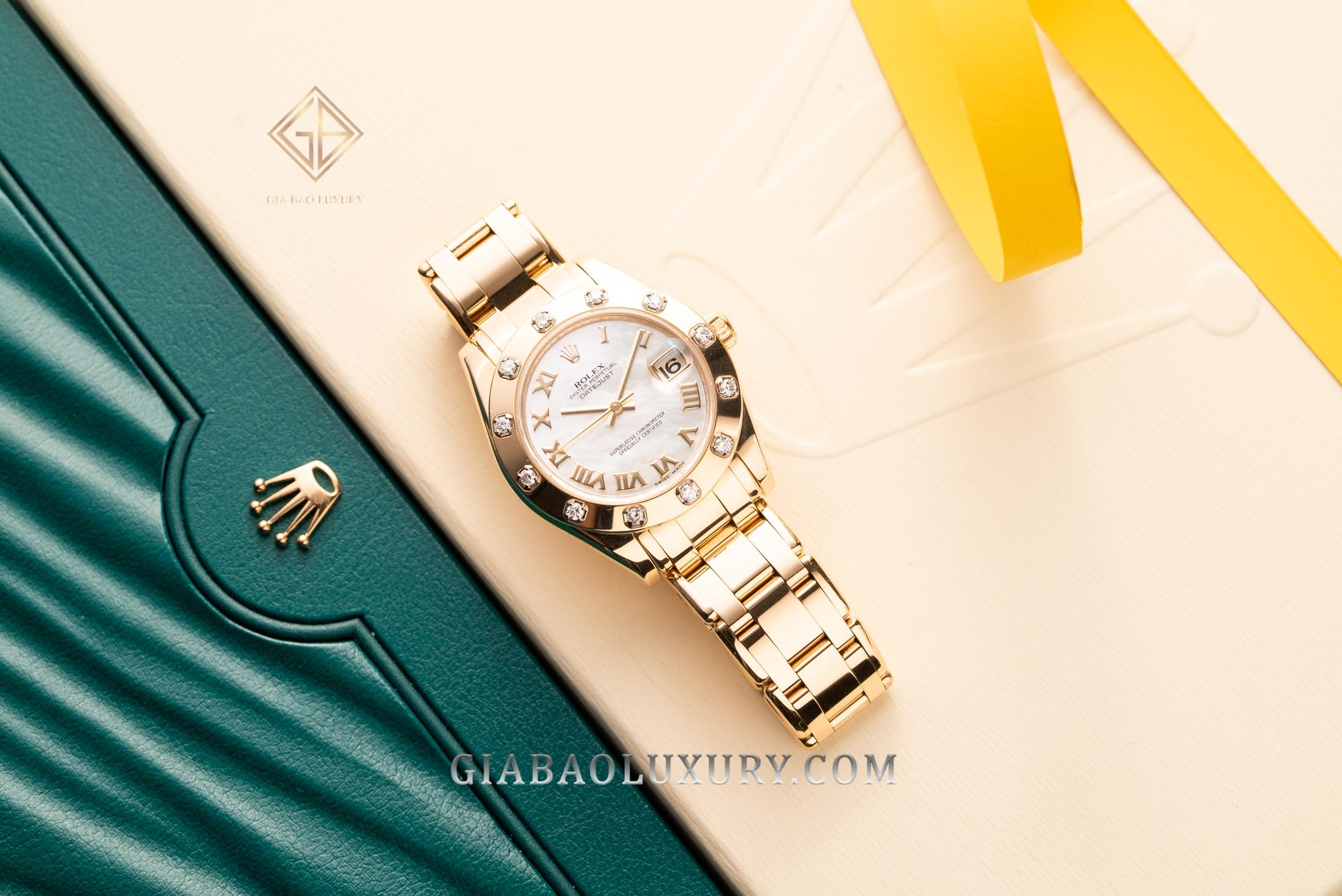 Đồng Hồ Rolex Pearlmaster 34 81318 Mặt Số Vỏ Trai Trắng Cọc Số La Mã