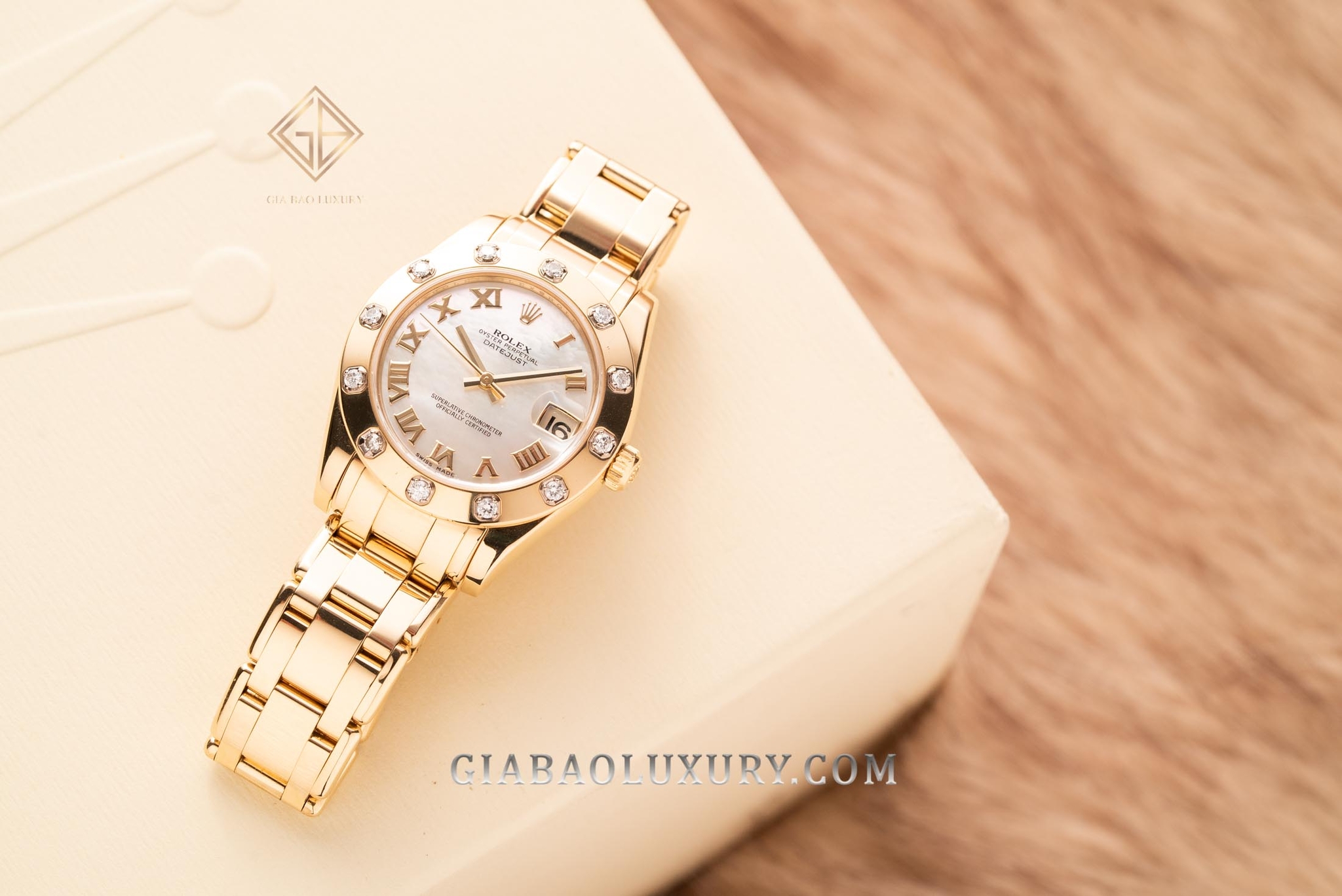 Đồng Hồ Rolex Pearlmaster 34 81318 Mặt Số Vỏ Trai Trắng Cọc Số La Mã