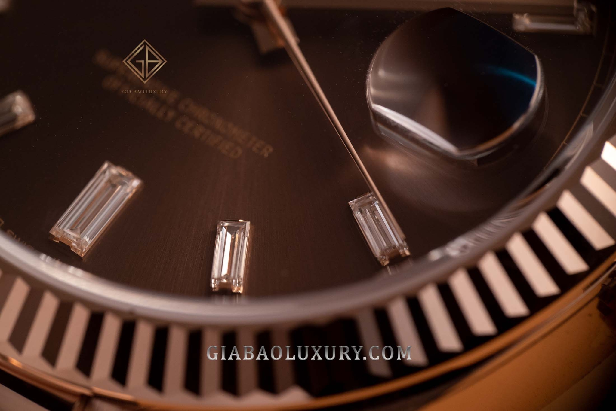 Đồng Hồ Rolex Day-Date 40 228235 Mặt Số Chocolate Nạm Kim Cương