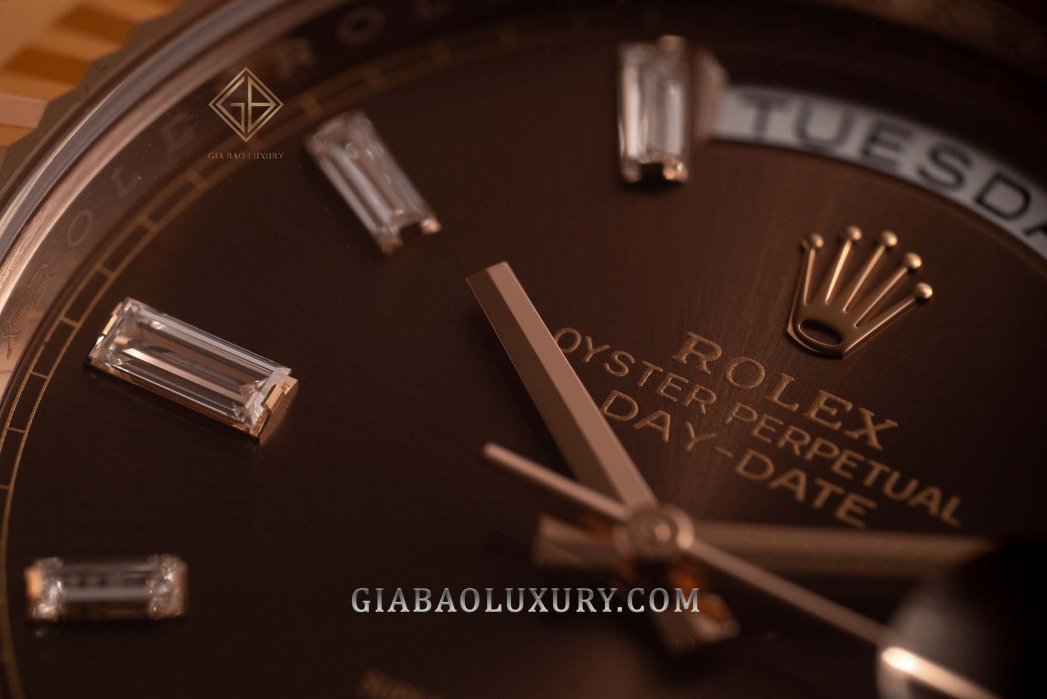 Đồng Hồ Rolex Day-Date 40 228235 Mặt Số Chocolate Nạm Kim Cương