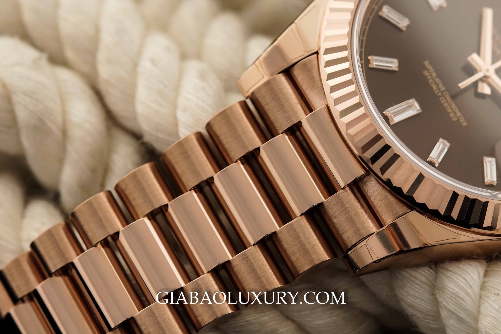  đồng hồ Rolex Day-Date 228235