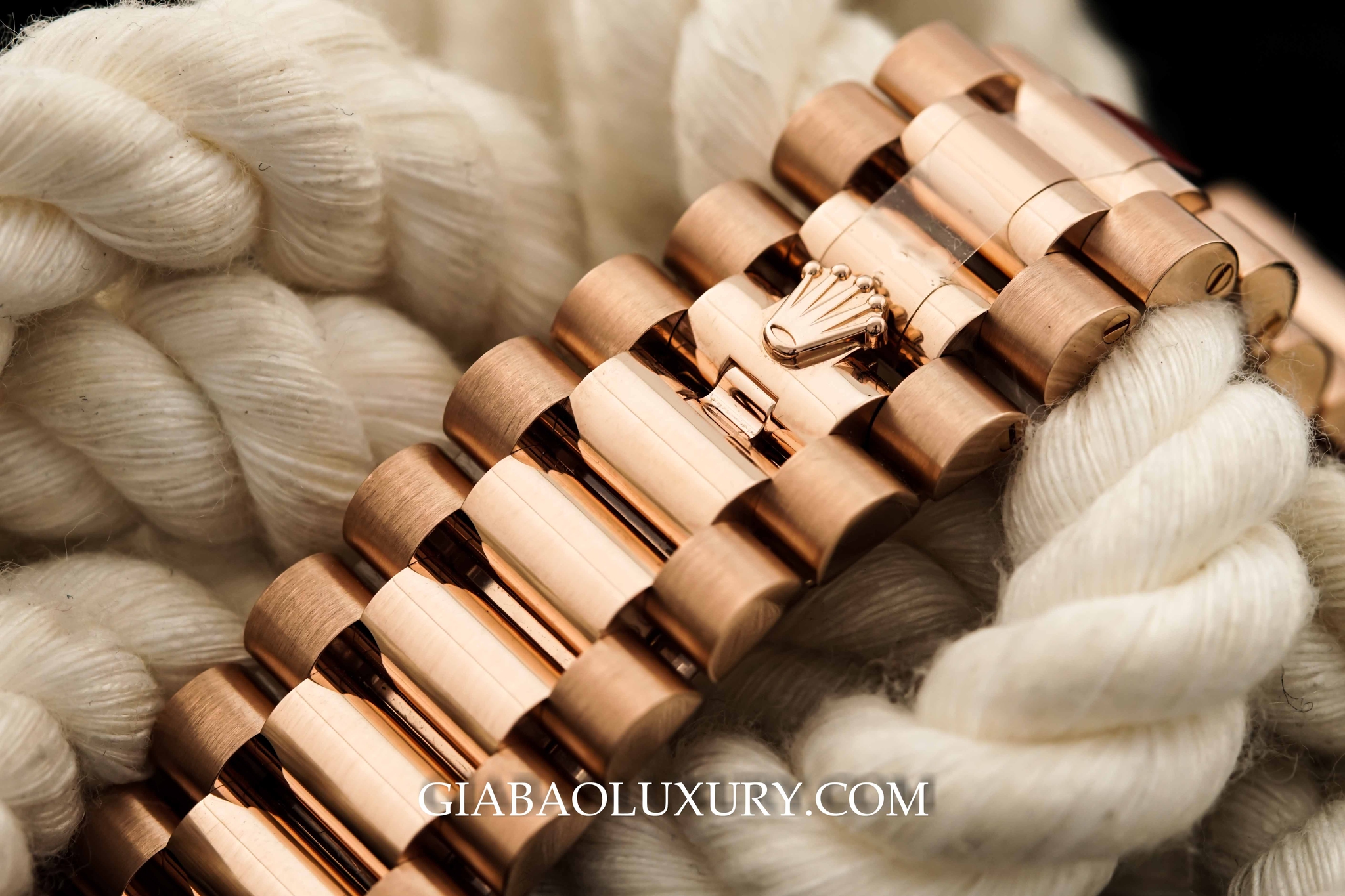  đồng hồ Rolex Day-Date 228235
