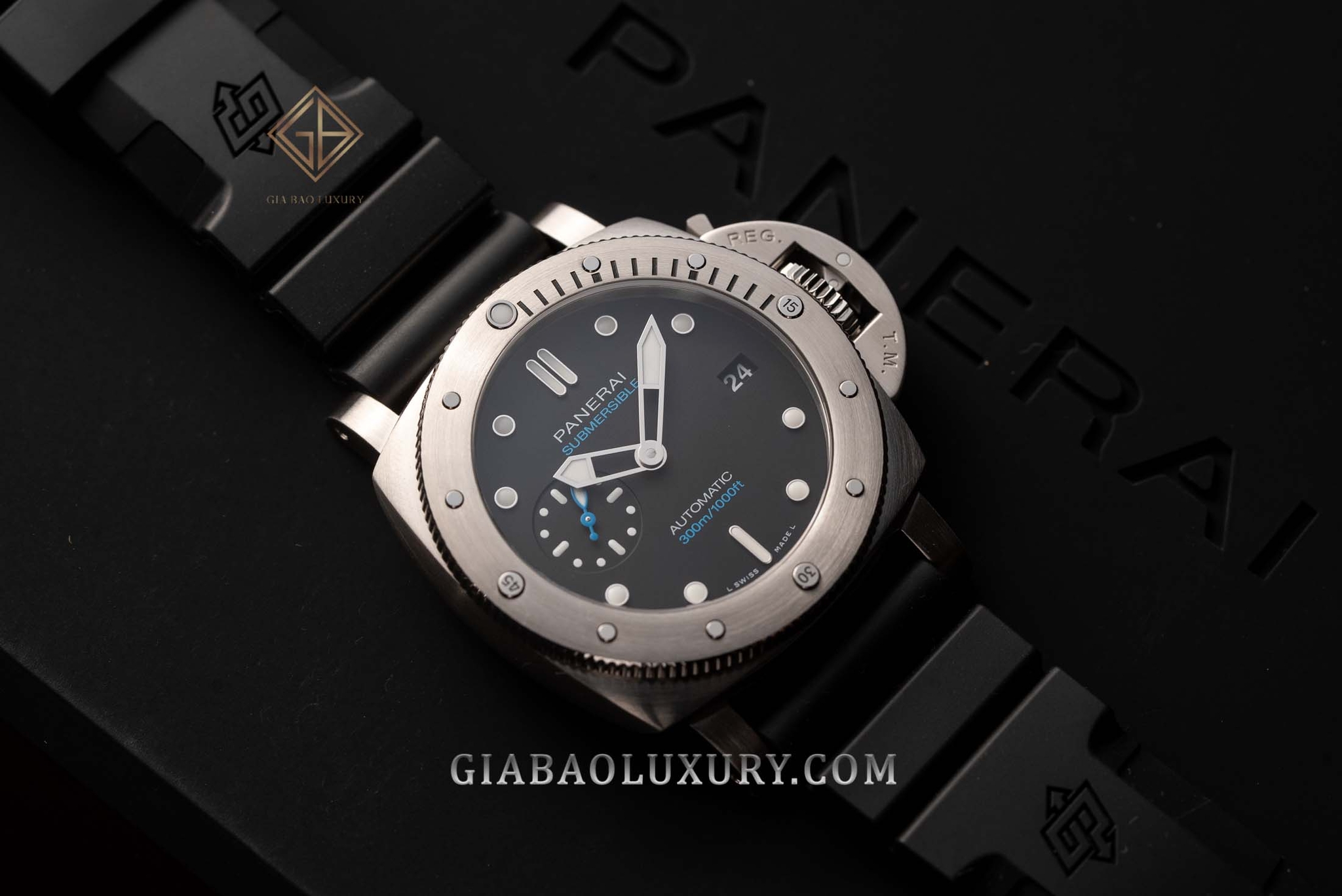So sánh đồng hồ lặn: Panerai Submersible PAM00973 và Rolex Submariner 126610LN