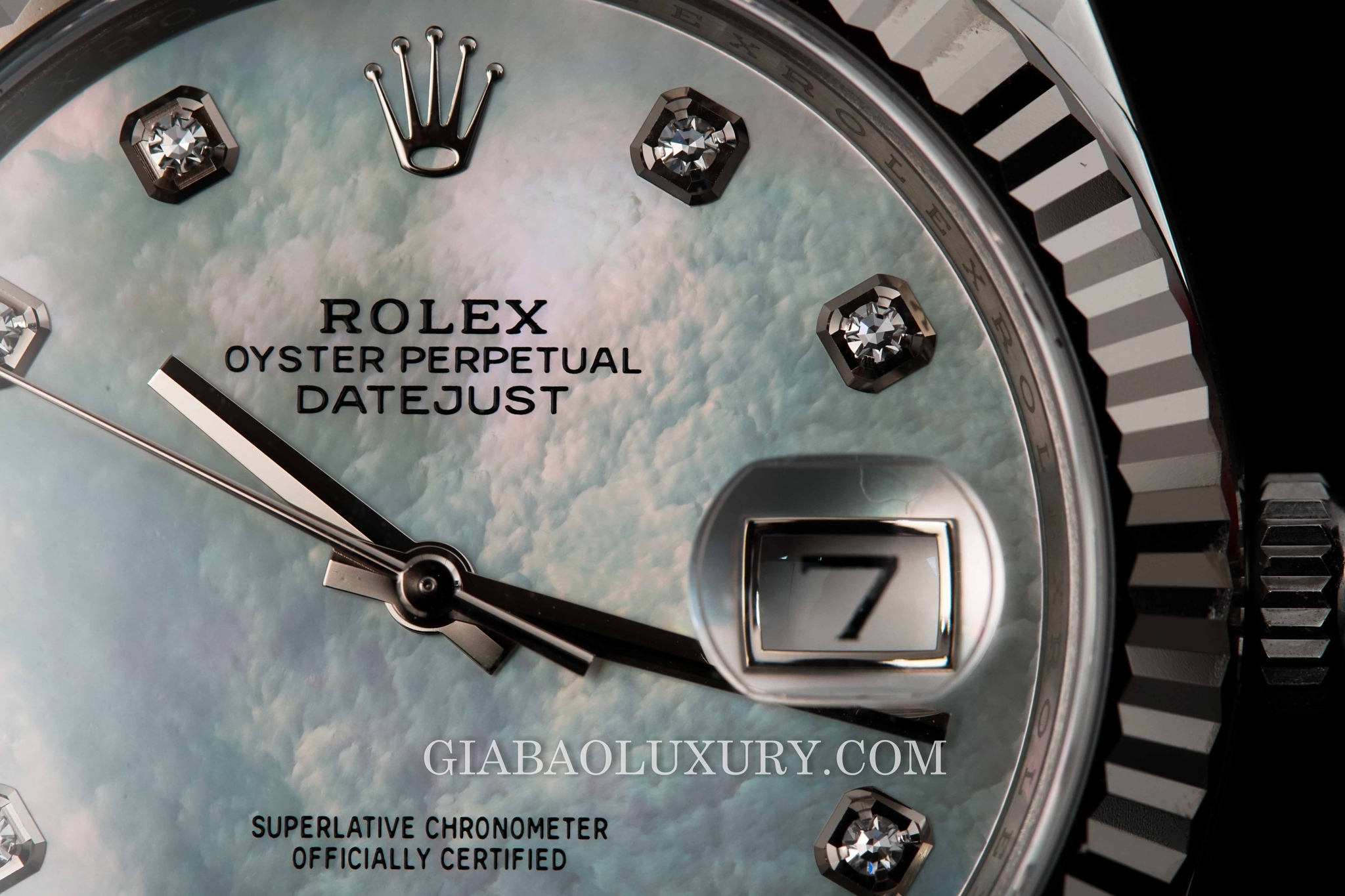 Đồng Hồ Rolex Datejust 41mm 126334 Mặt Ốc Trắng Ánh Xanh