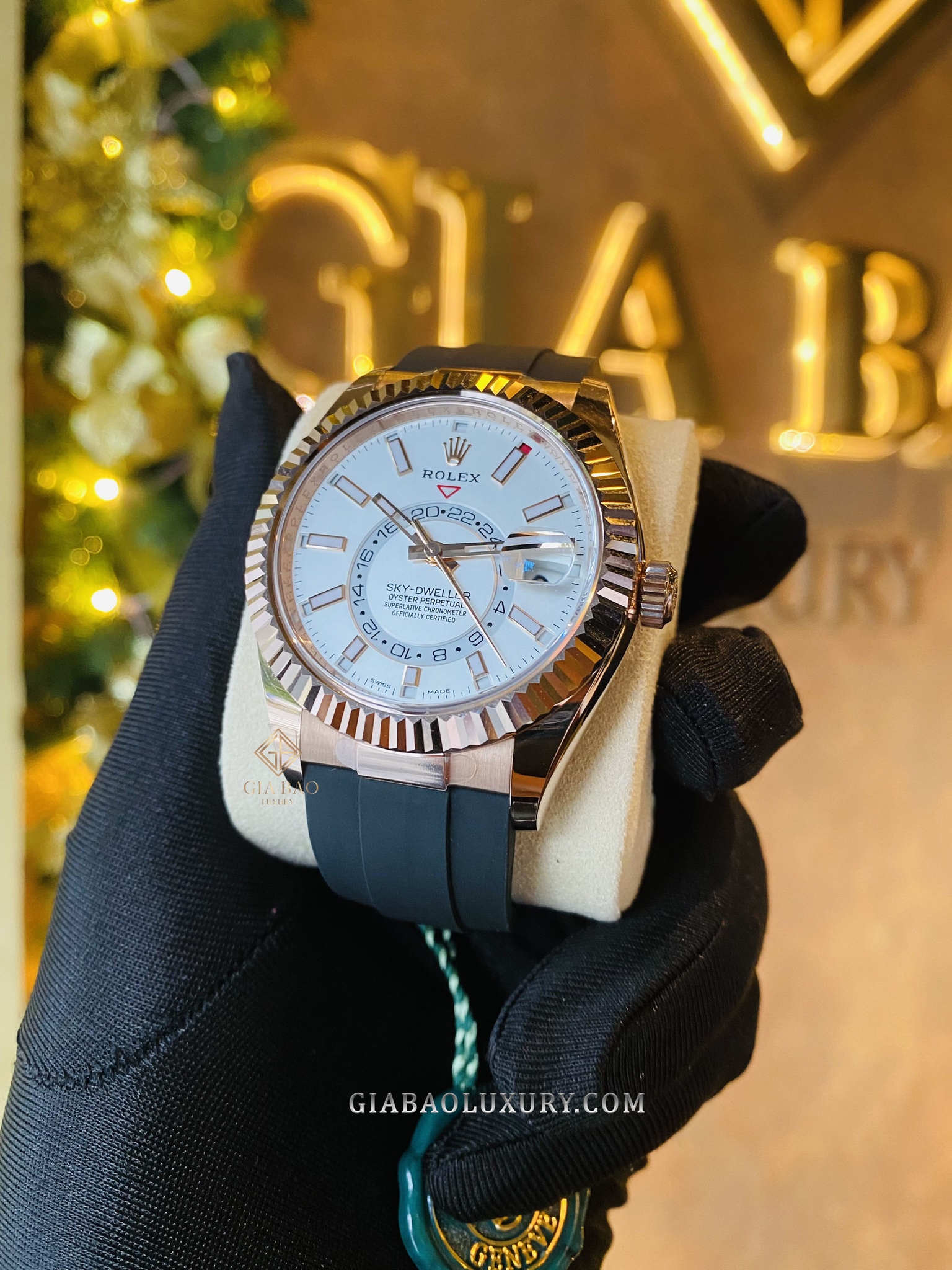 Đồng Hồ Rolex Sky Dweller 326235 Mặt Số Trắng