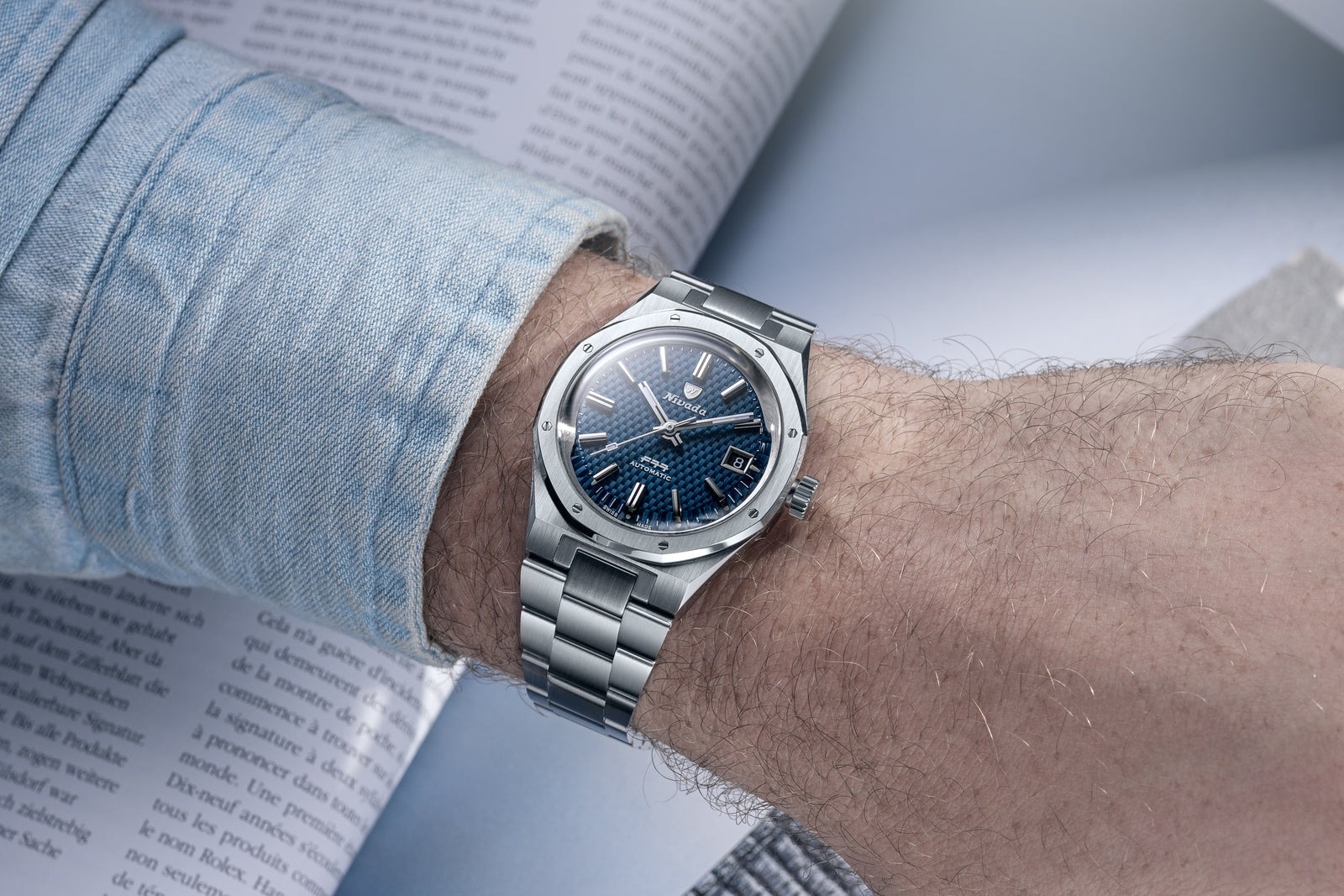 Nivada Grenchen, dòng sản phẩm F77, Ref number: 69041A77B, mặt số xanh họa tiết