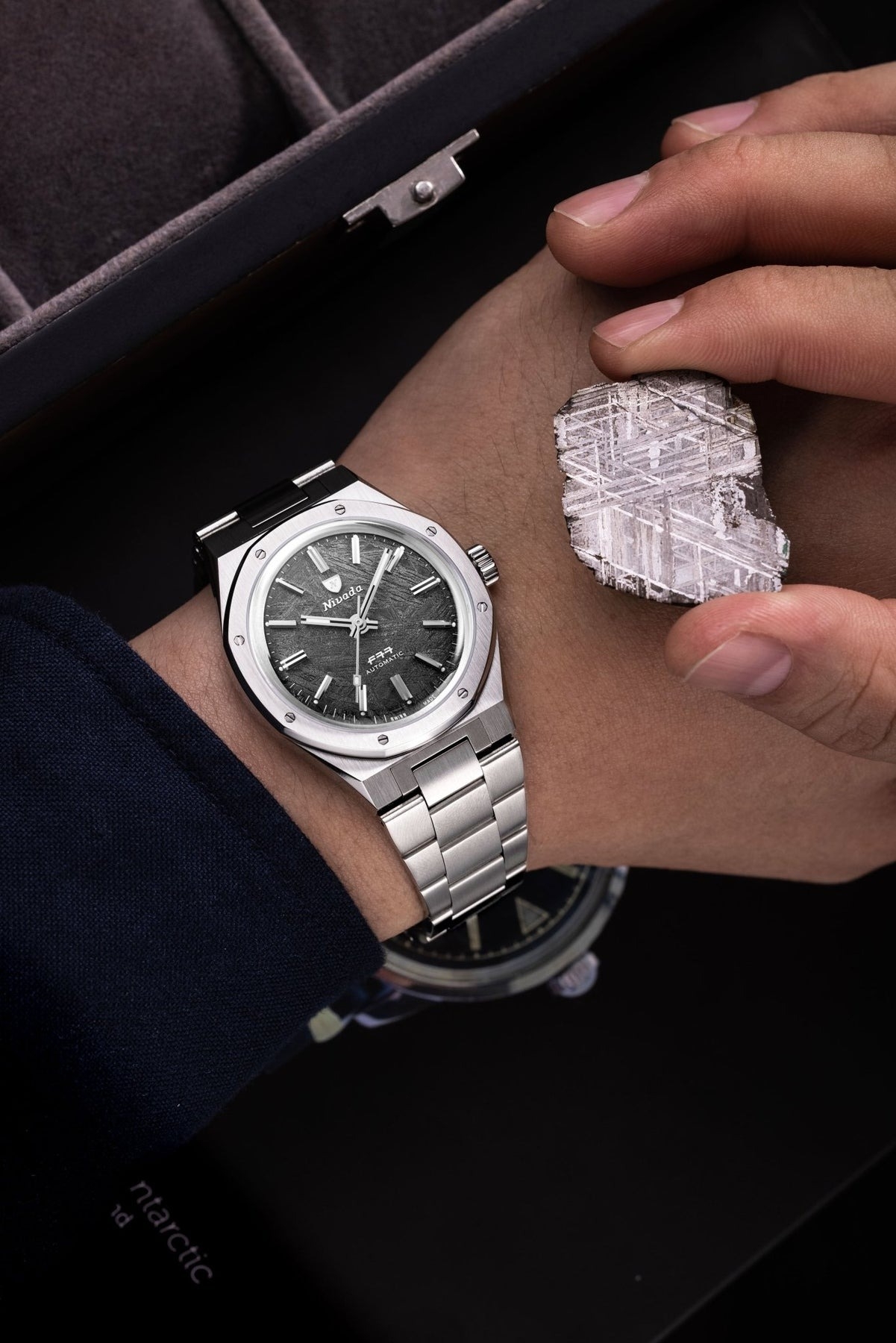 Nivada Grenchen, dòng sản phẩm F77, Ref number: 68041A77C, mặt số thiên thạch