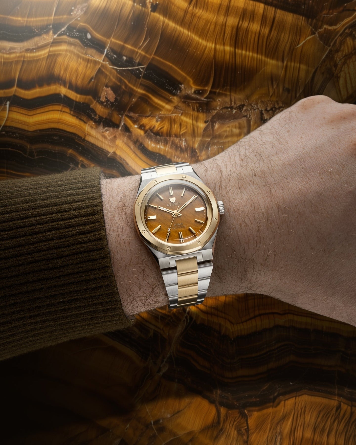 Nivada Grenchen, dòng sản phẩm F77, Ref number: 68033A77, mặt số Tiger Eye Bicolor Mark I