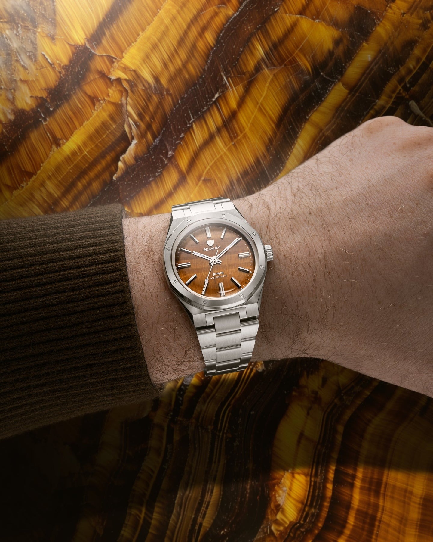 Nivada Grenchen, dòng sản phẩm F77, Ref number: 68032A77, mặt số Tiger Eye Mark I