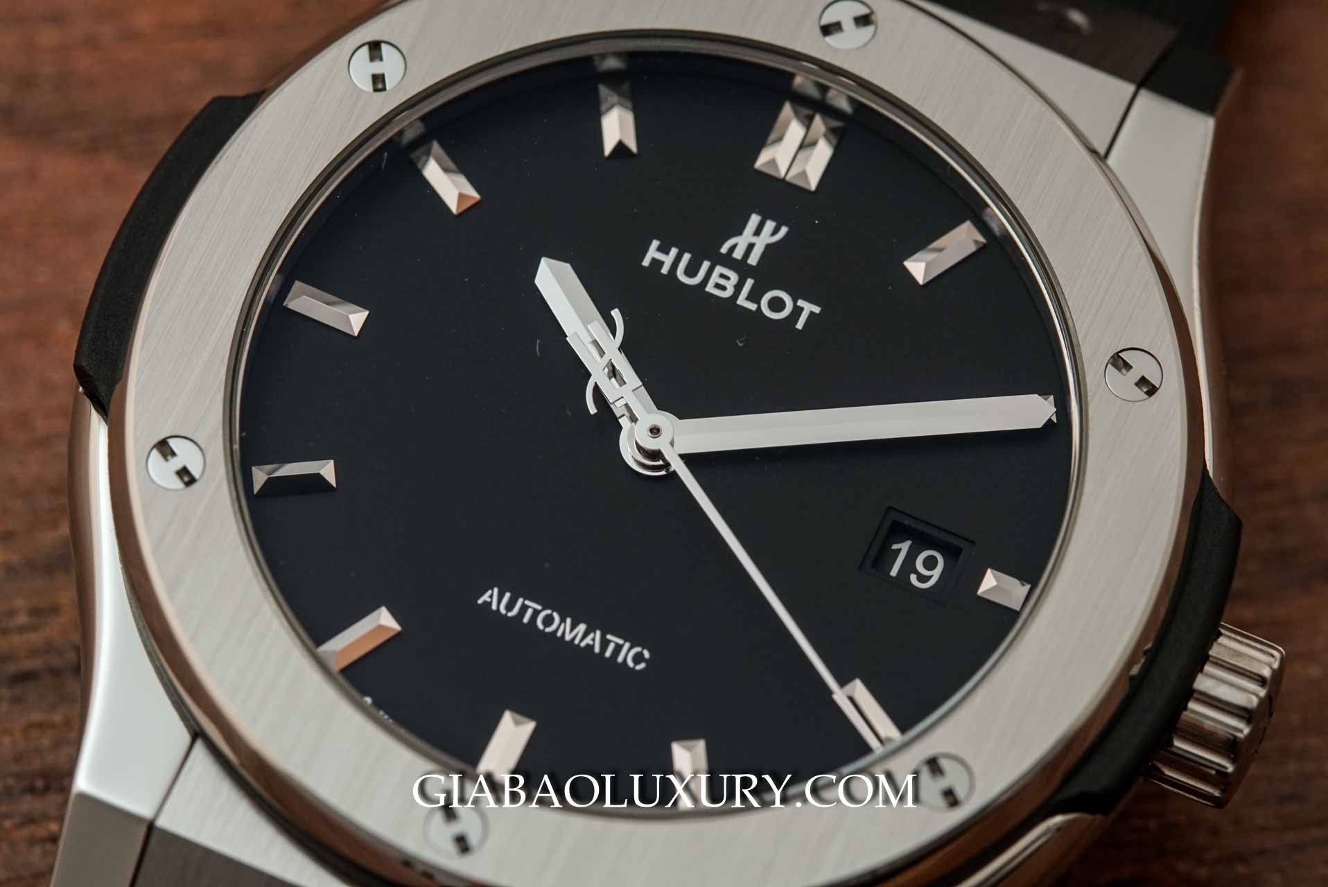 Đồng Hồ Hublot Classic Fusion Black Titanium 42mm luxewatch.vn