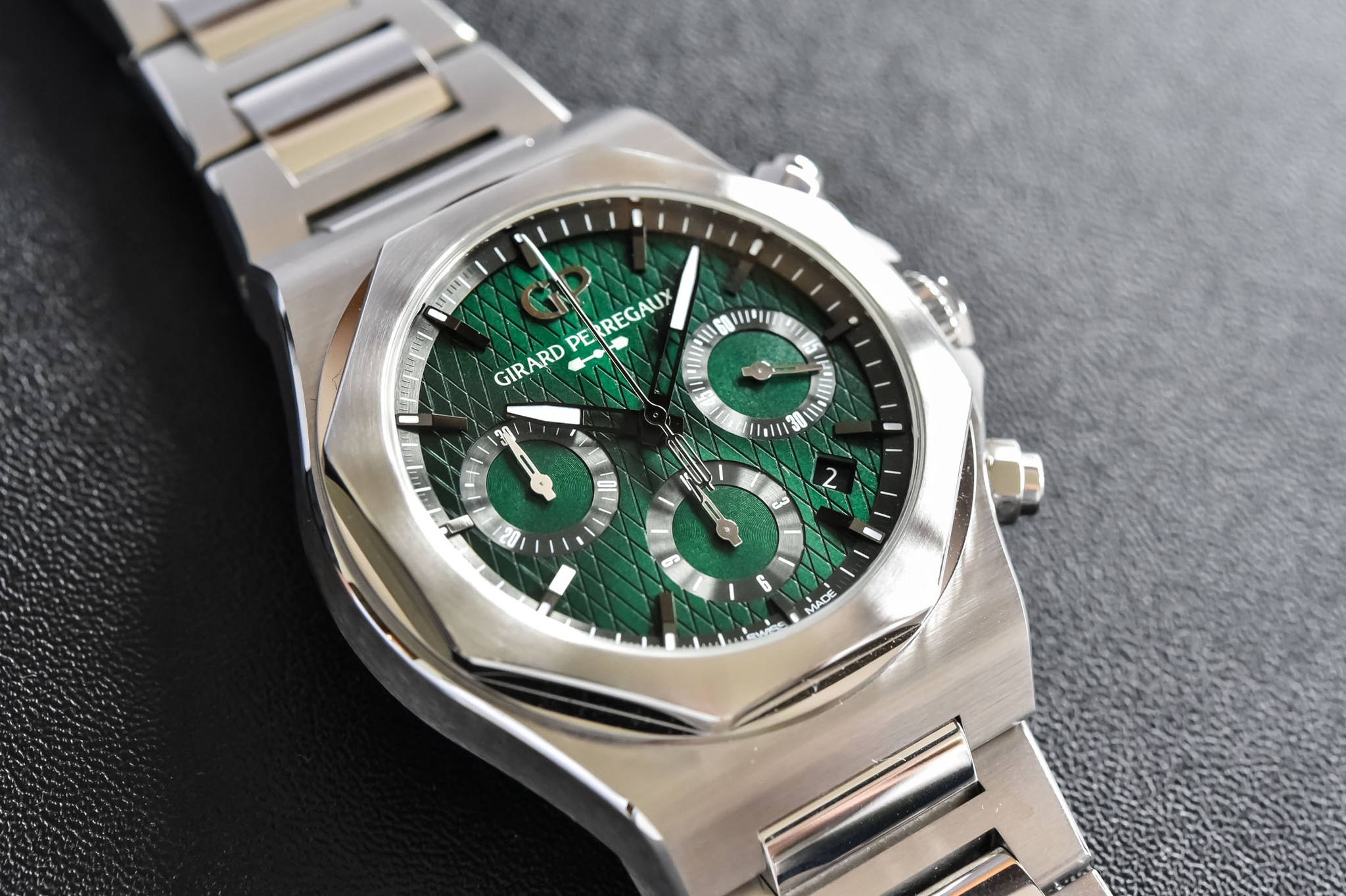 Đồng hồ Girard-Perregaux Laureato Chronograph Aston Martin Edition