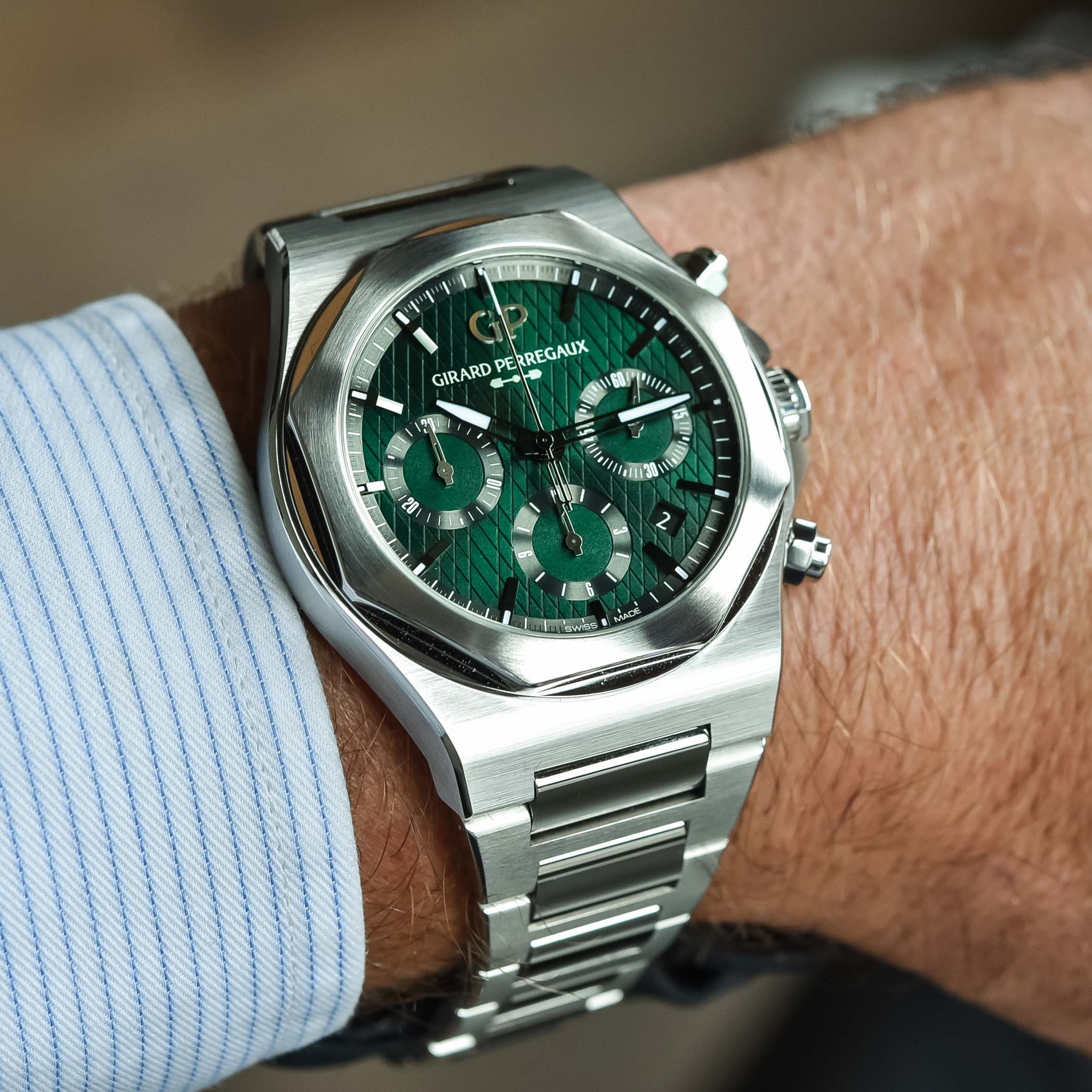 Đồng hồ Girard-Perregaux Laureato Chronograph Aston Martin Edition