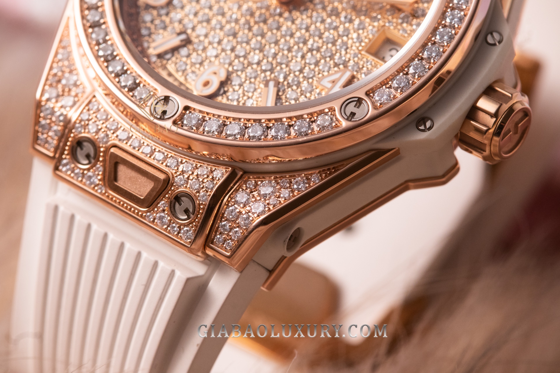 Đồng Hồ Hublot Big Bang One Click King Gold White Full Pavé 39mm 465.oe.9010.rw.1604