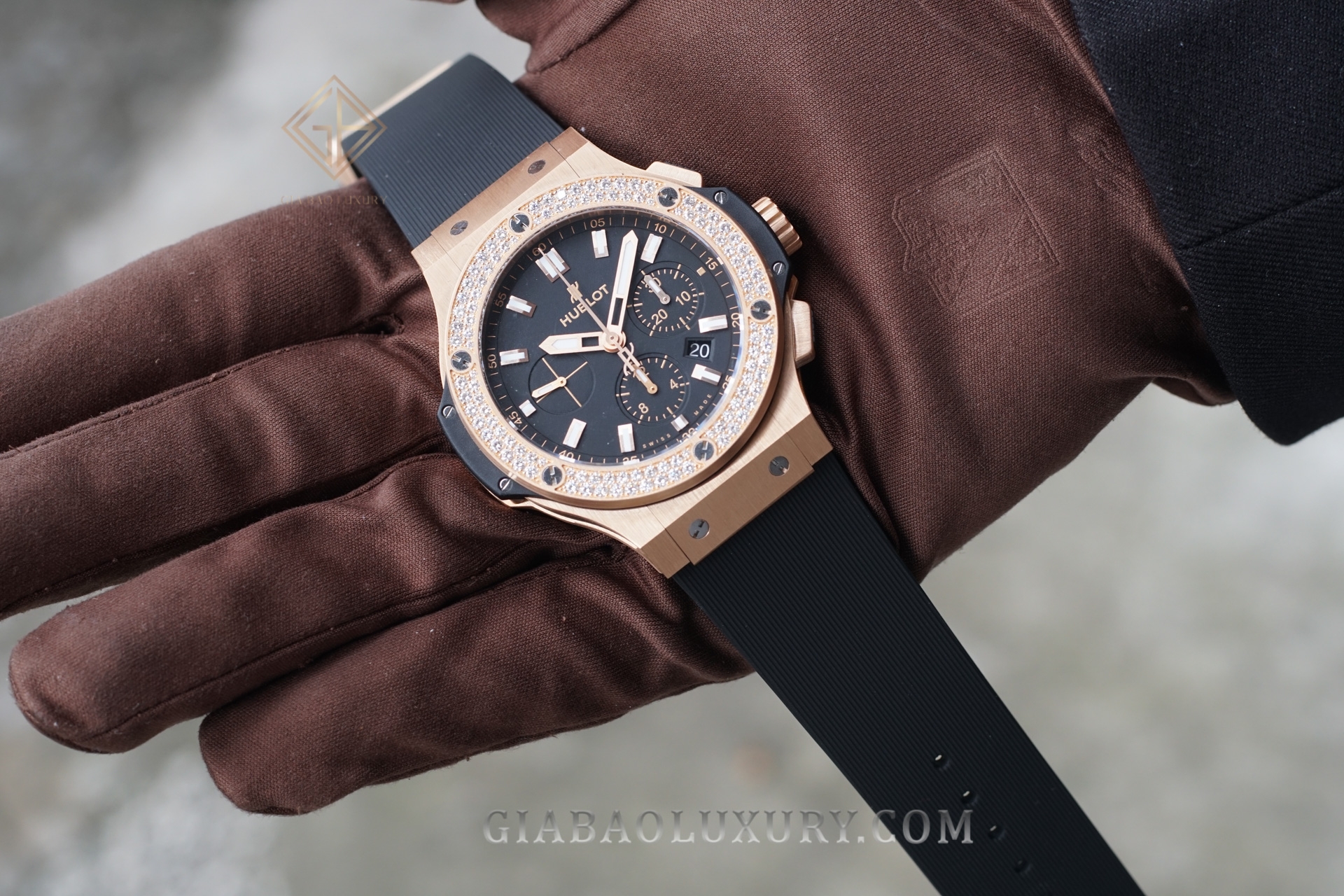 đồng hồ  Hublot Big Bang King Gold Diamonds 44mm mang mã hiệu 301.PX.1180.RX.1104