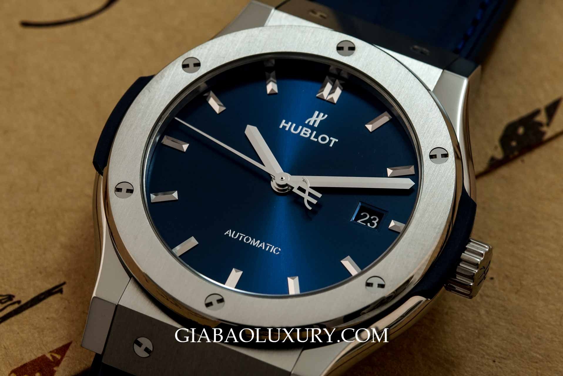 Đồng Hồ Hublot Classic Fusion Blue Titanium 42mm luxewatch.vn