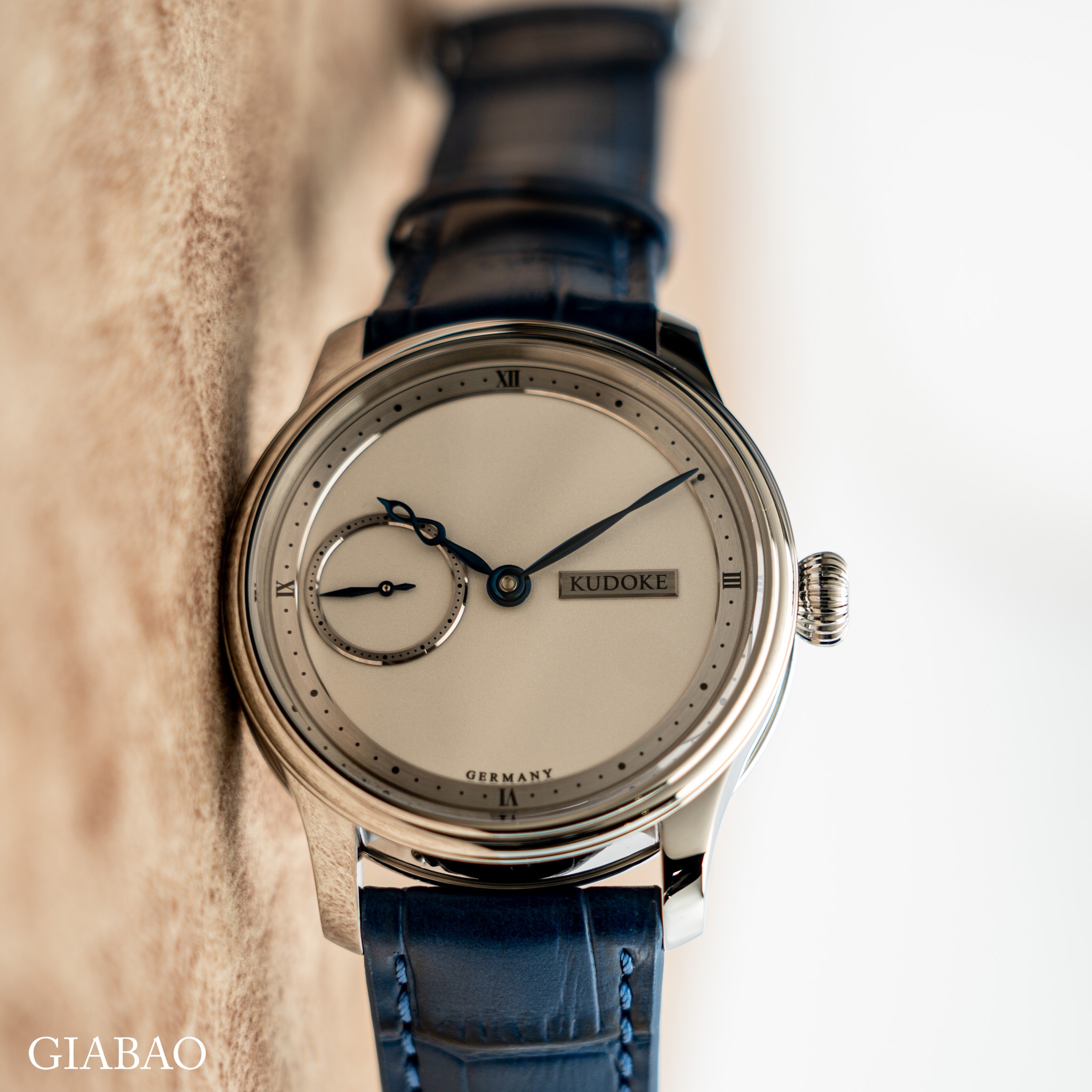 KUDOKE 1, máy lên dây cót tay cơ bản, mặt số màu bạc