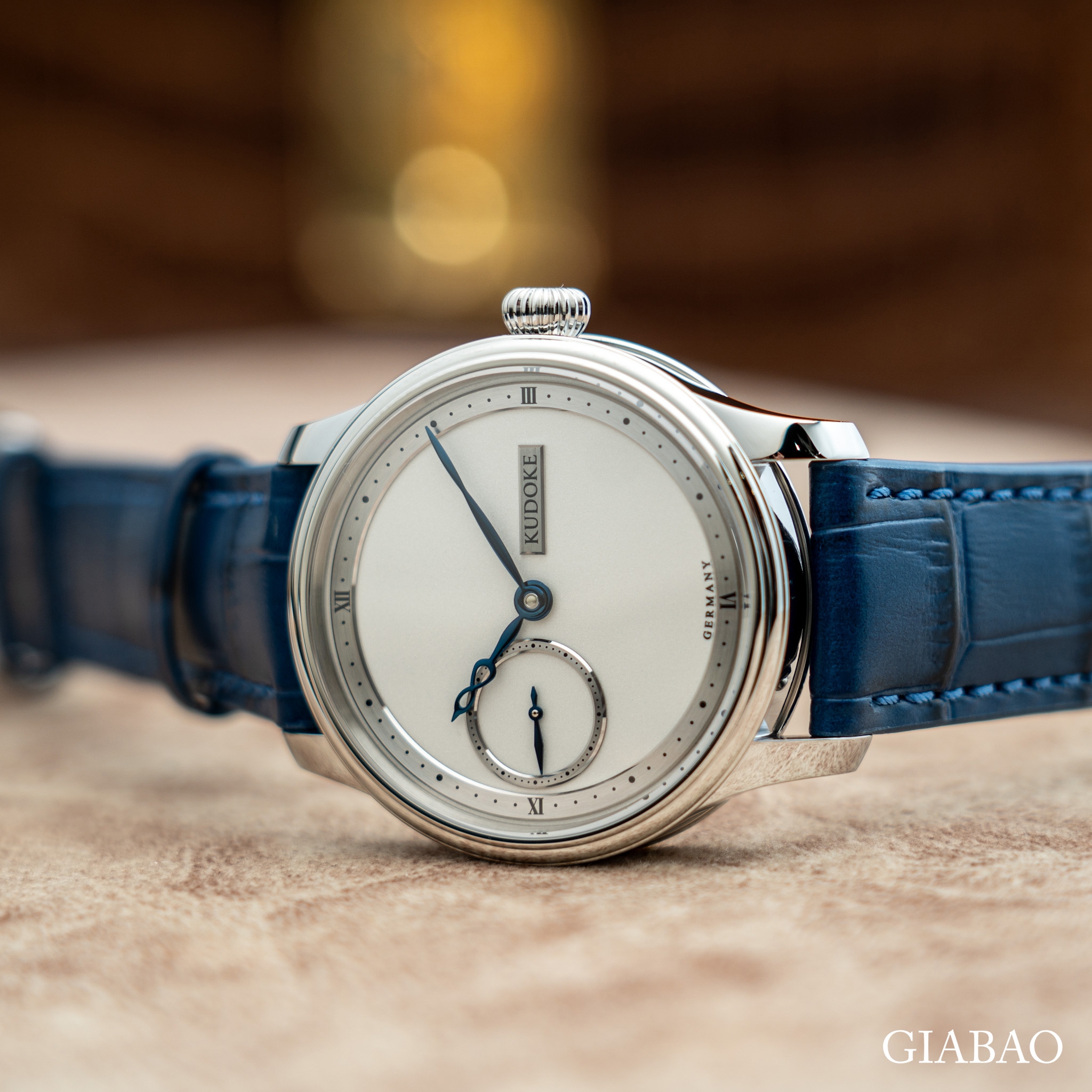 Đồng hồ đeo tay KUDOKE 1, máy lên dây cót tay cơ bản, mặt số màu bạc, vỏ thép không gỉ, size 39mm, dây da tổng hợp size M, hàng mới 100%