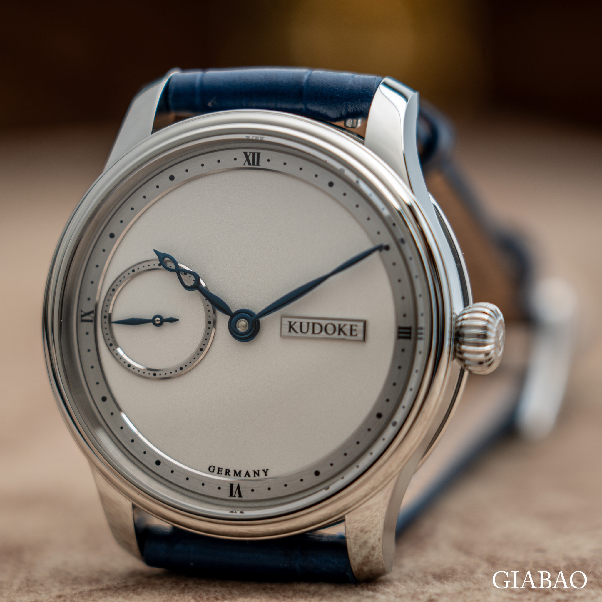 KUDOKE 1, máy lên dây cót tay cơ bản, mặt số màu bạc