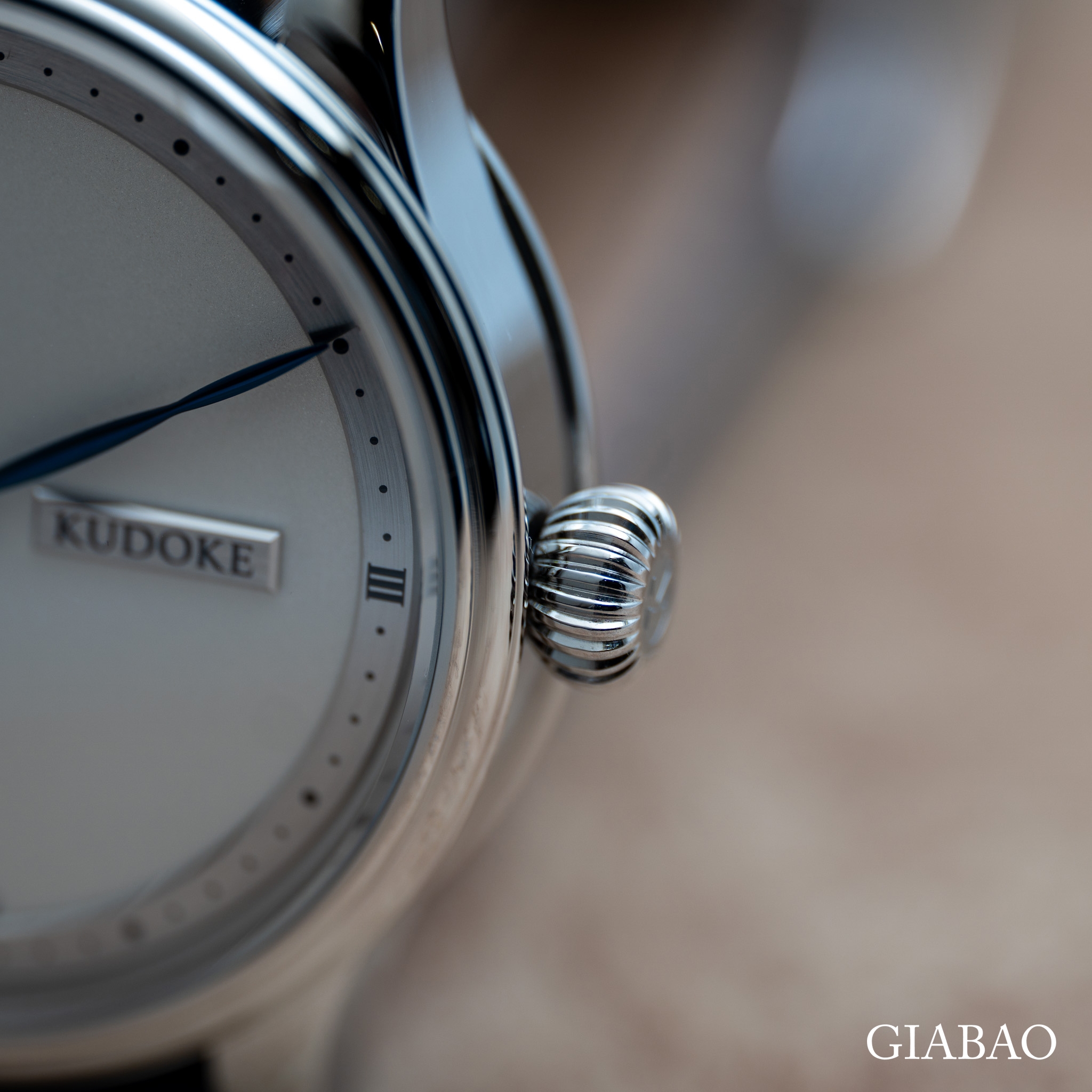 KUDOKE 1, máy lên dây cót tay cơ bản, mặt số màu bạc