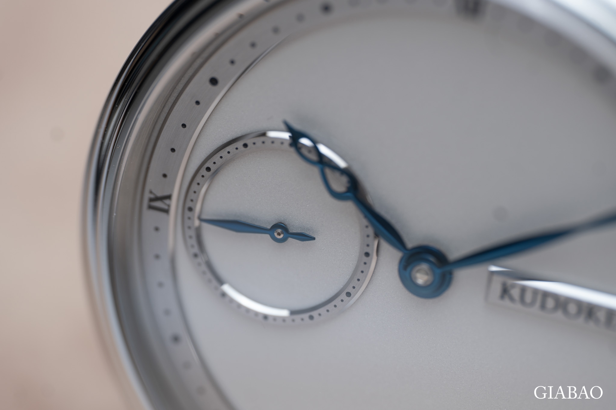 KUDOKE 1, máy lên dây cót tay cơ bản, mặt số màu bạc