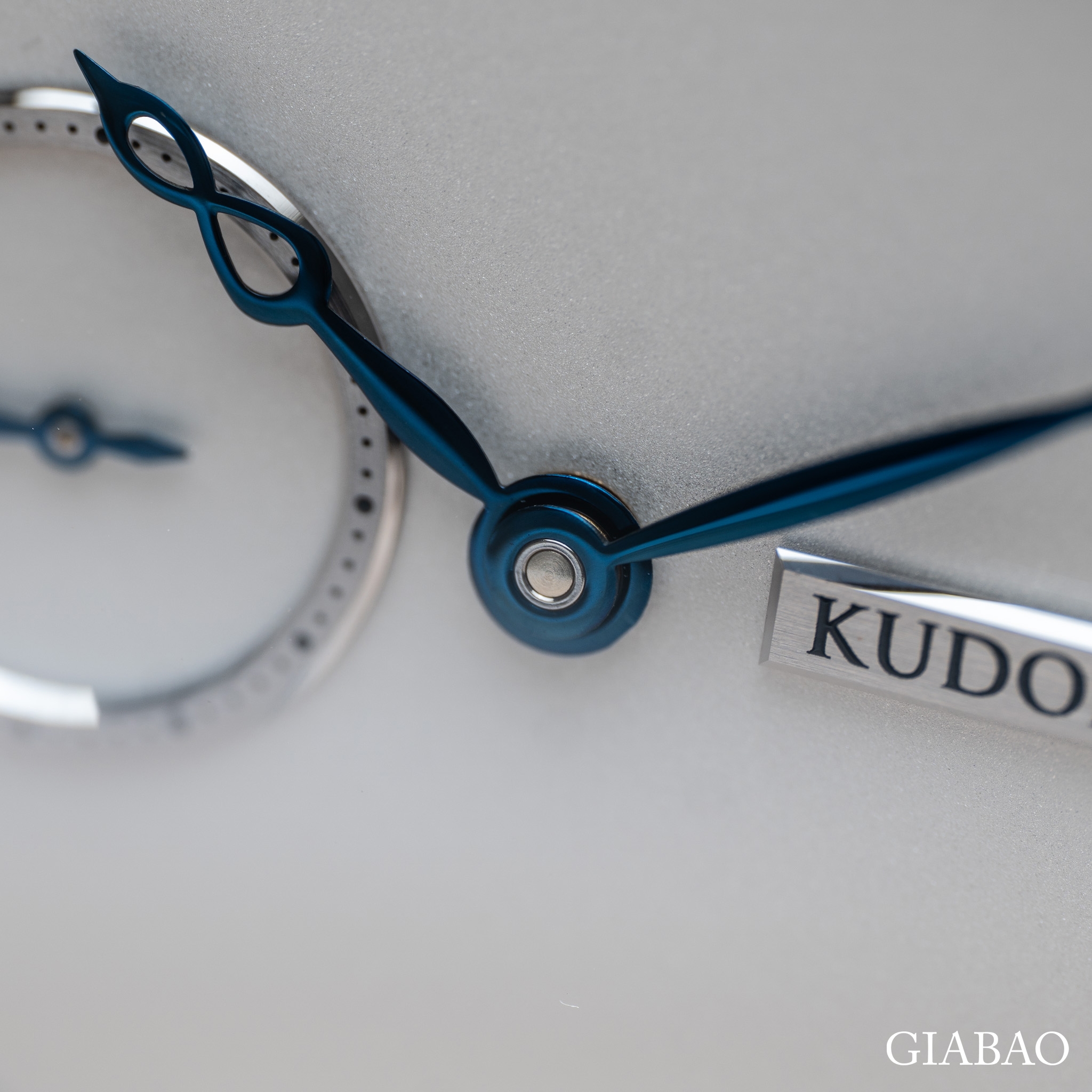 KUDOKE 1, máy lên dây cót tay cơ bản, mặt số màu bạc