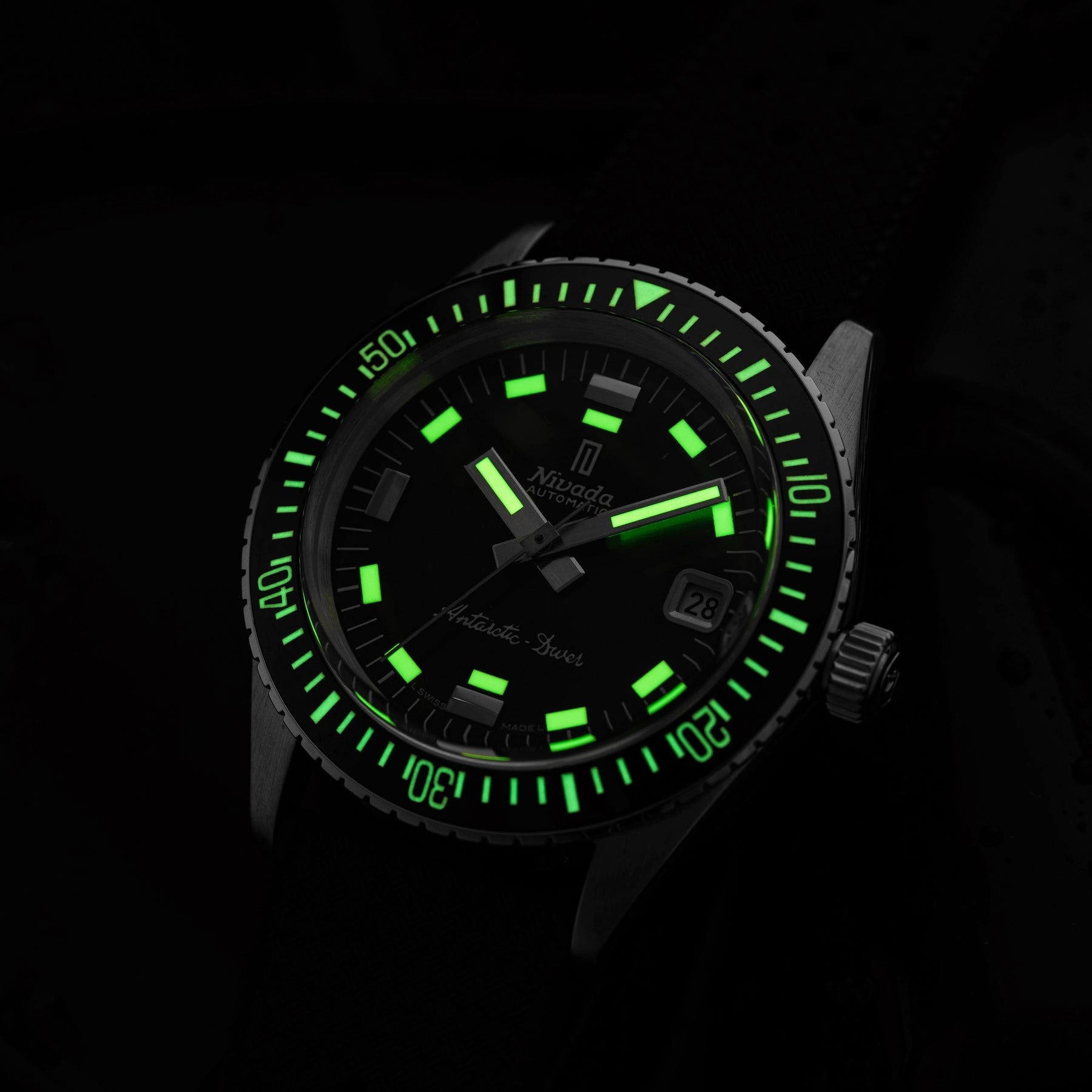 Nivada Grenchen, dòng sản phẩm Antarctic Diver, Ref num 32053A, mặt số xanh lá chải tia Sunray