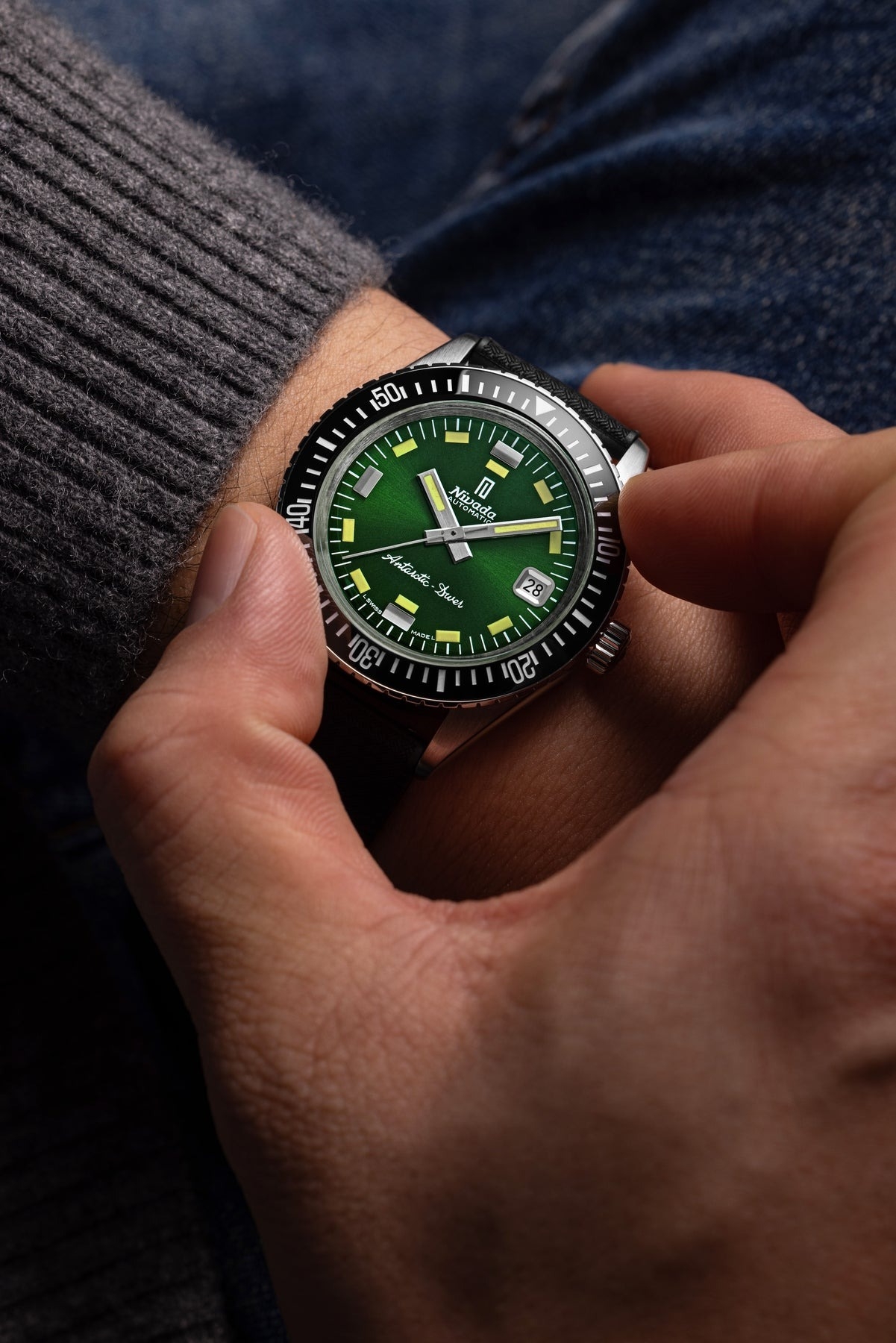 Nivada Grenchen, dòng sản phẩm Antarctic Diver, Ref num 32053A, mặt số xanh lá chải tia Sunray