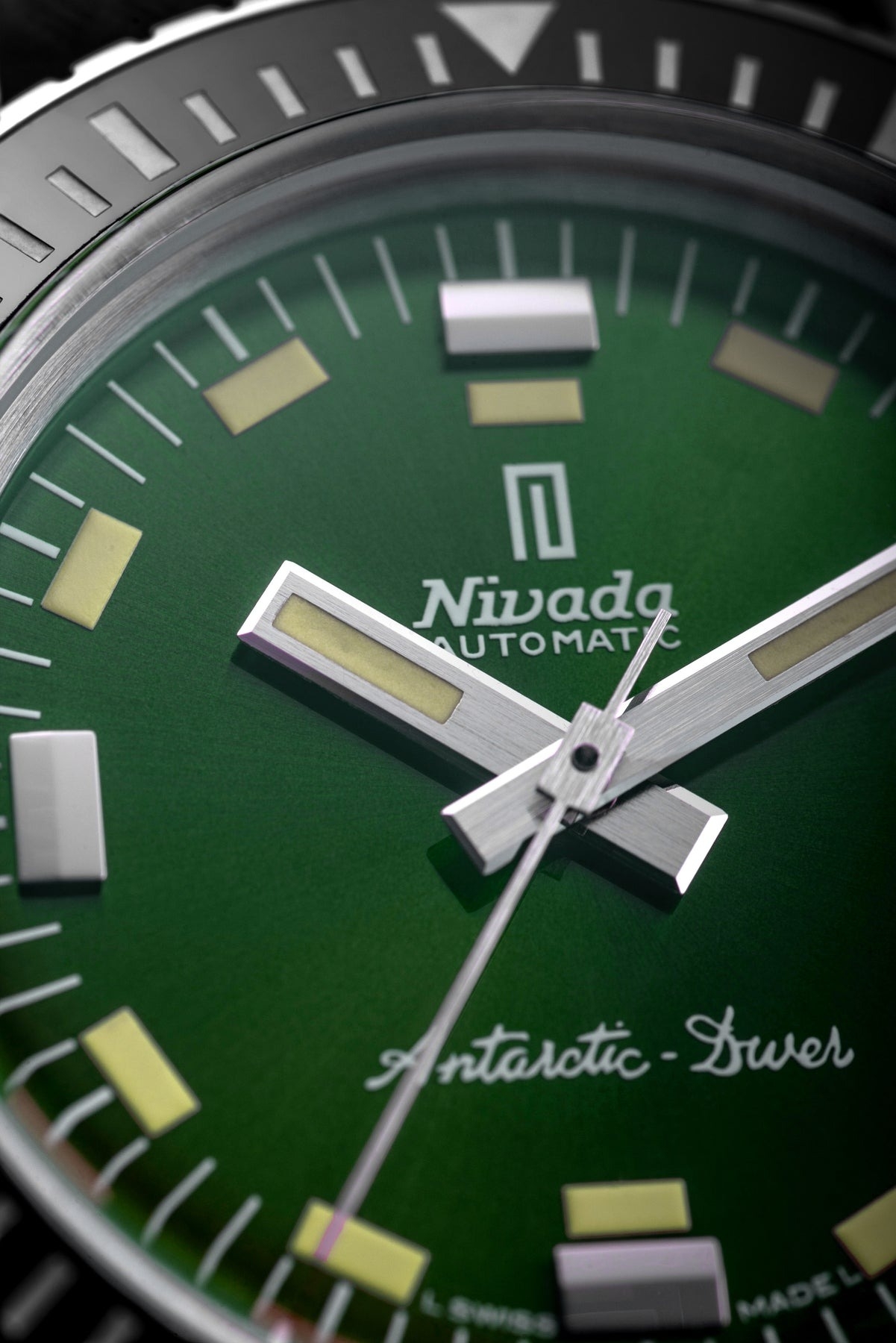 Nivada Grenchen, dòng sản phẩm Antarctic Diver, Ref num 32053A, mặt số xanh lá chải tia Sunray